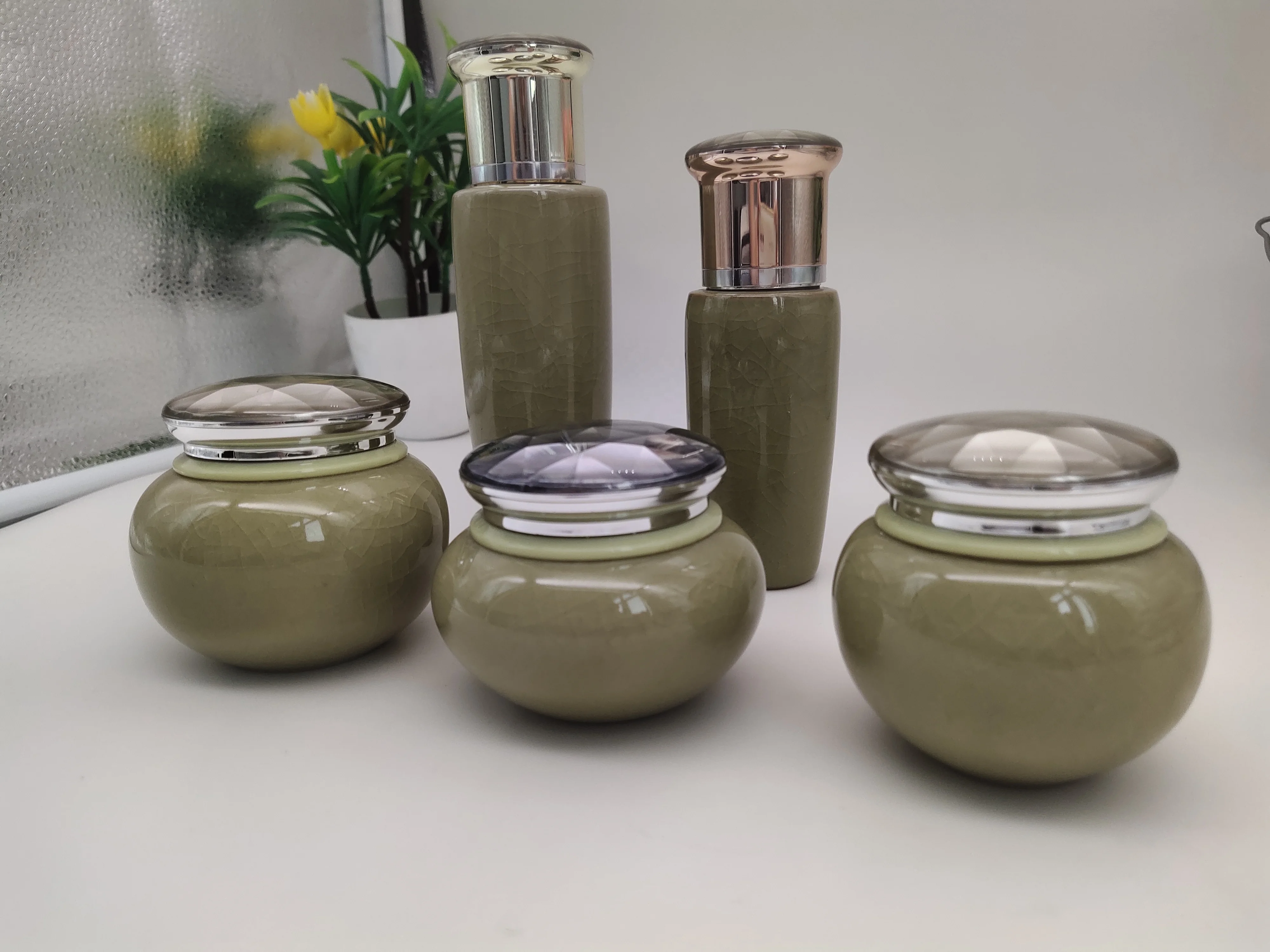 Personal care luxury ceramics bottle set Ice crack cream lotion ceramic bottles