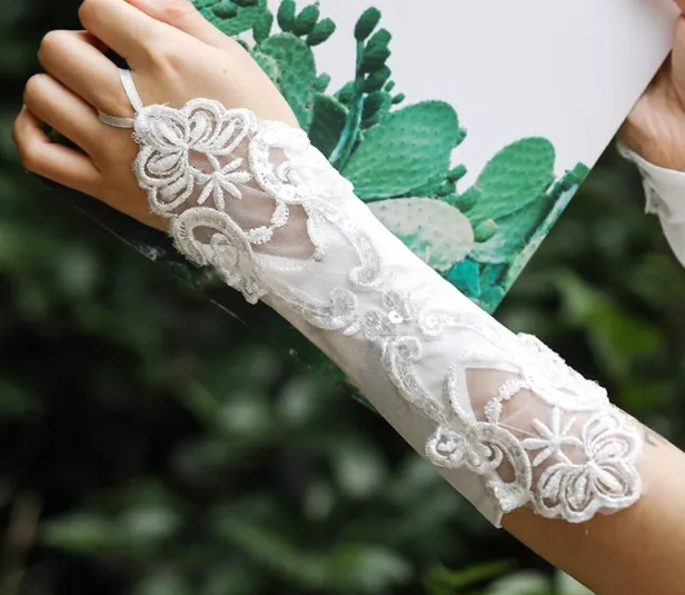 2022 New Cheap Fingerless Gloves Satin Wedding Bridal Gloves Beaded Lace Gloves Wedding Accessories Elbow Length