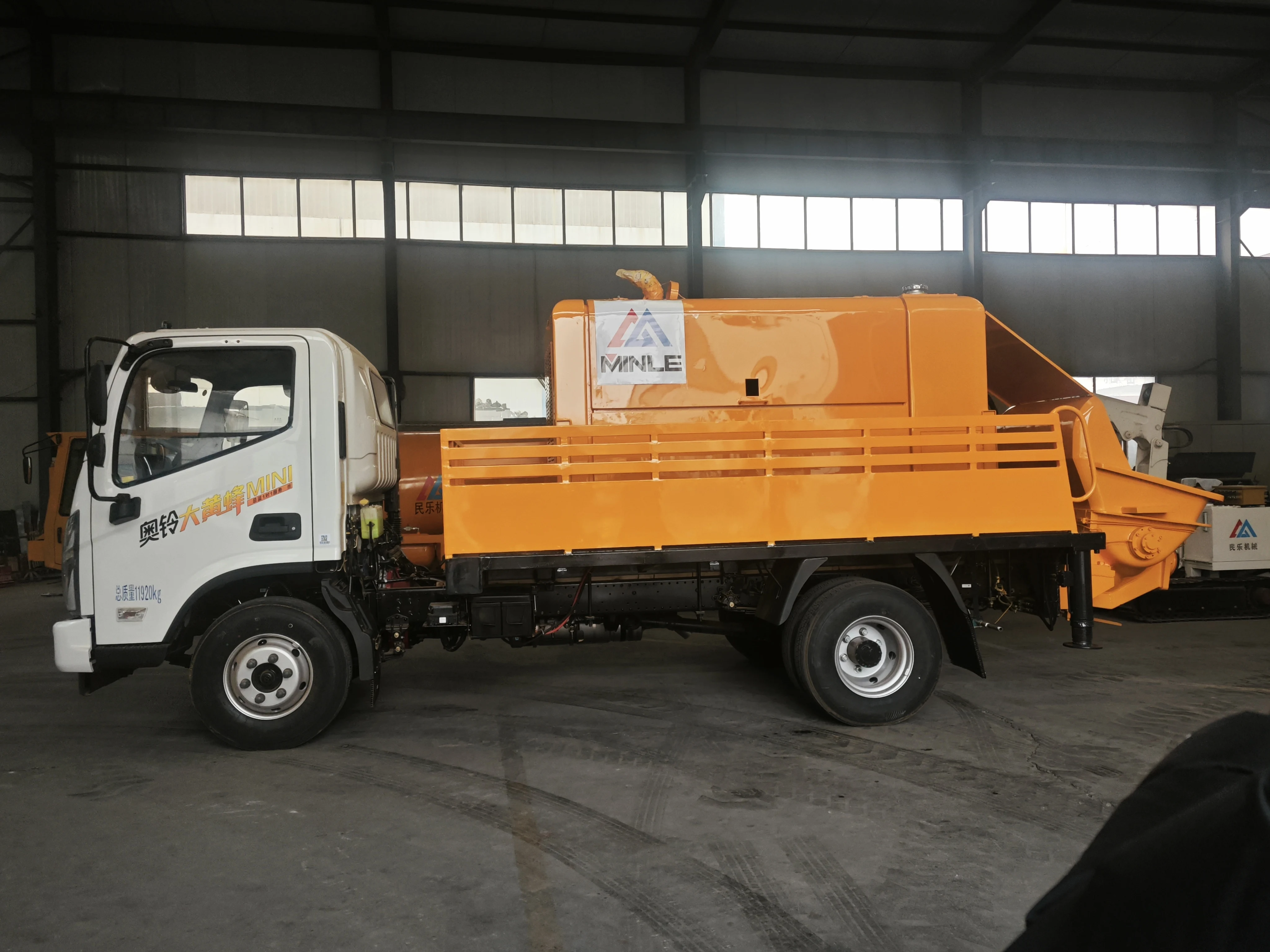 Volumetric Concrete Mixer Trucks with100 hp Liquid Cooled Diesel Engine to Power Mixer