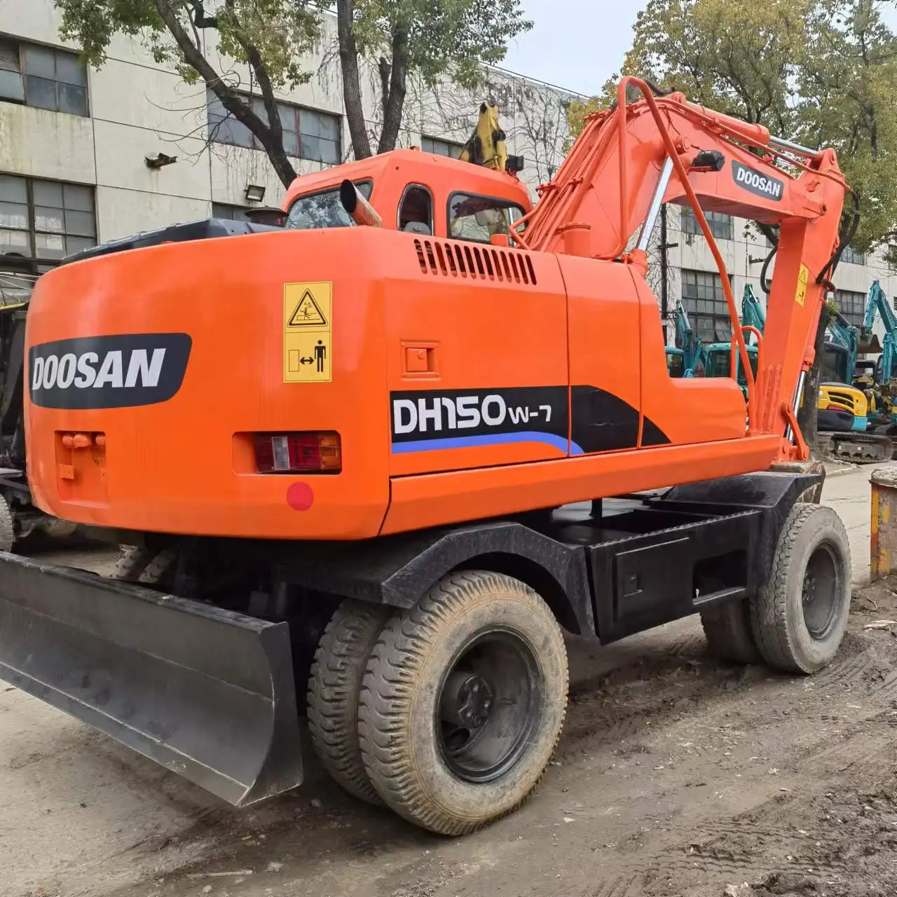 Used mini wheel Excavator 6t Doosan DH60 soil digger earth bagger pavement construction machinery selling well in South Africa