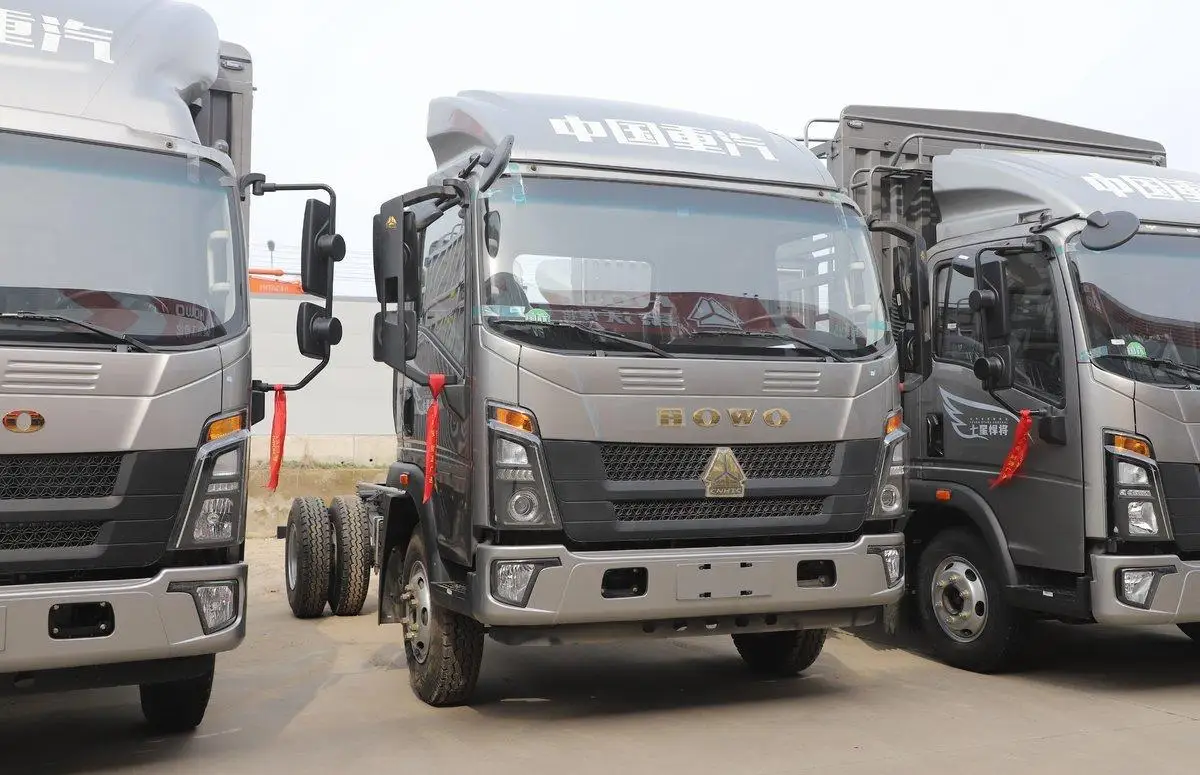 2024 Howo 4.2 m 151 HP 3280 wheelbase Single-row 4X2 sinotruck light cargo truck in China for cargo transporting