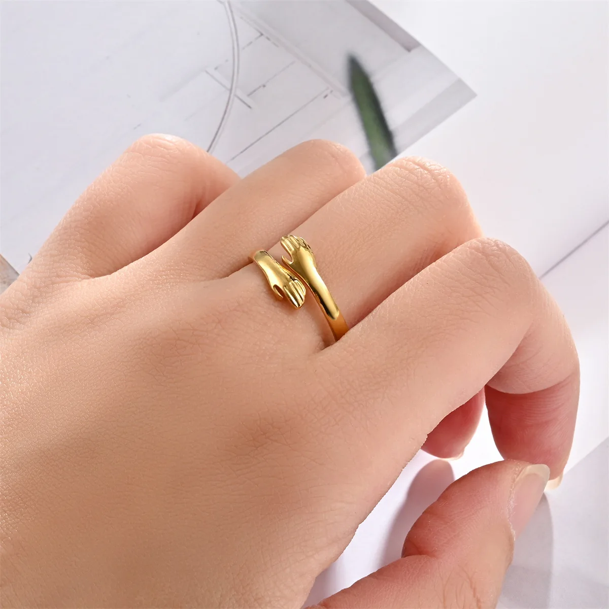 China Wholesale Custom Cheap Low Price Gold Plated Stainless Steel Hug Rings