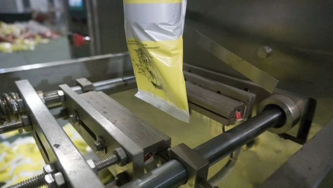 Лидер продаж автоматическая упаковочная машина VFFS для пищевых продуктов цена вертикальная