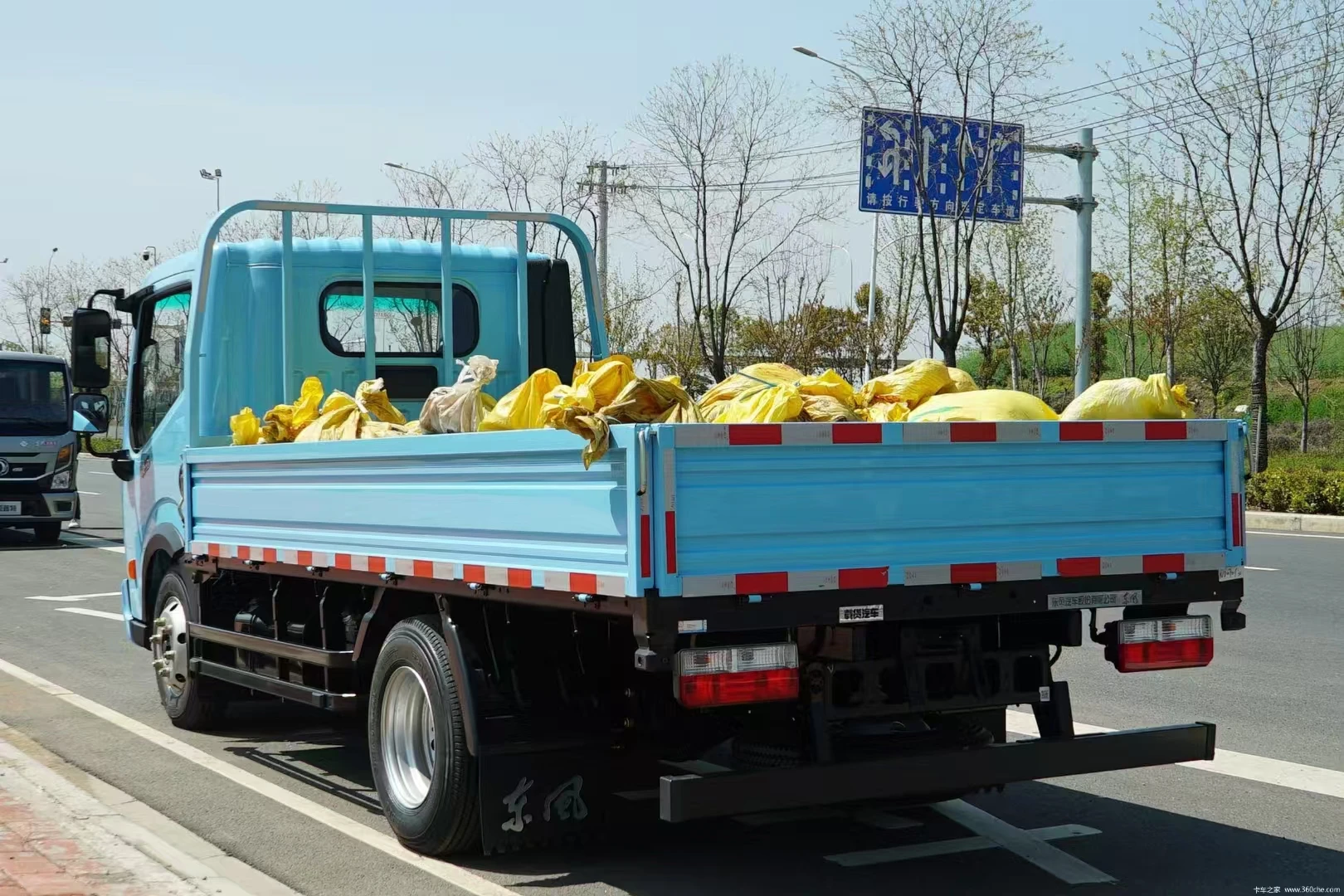 Dolica Diesel Gasoline Mini Truck New Condition 4L Engine Automatic Fast Euro 6 4x2 8x4 Options ACC Chassis Fence Light Truck