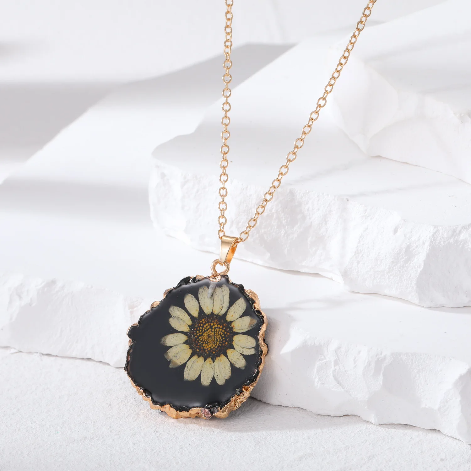 Brave Light European and American style fresh girly style Daisy dried flower necklace Resin irregular edge flower pendant Cross-