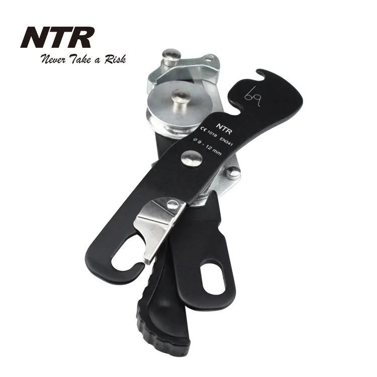 Anti-panic self-braking descender for climbing rappelling equipment