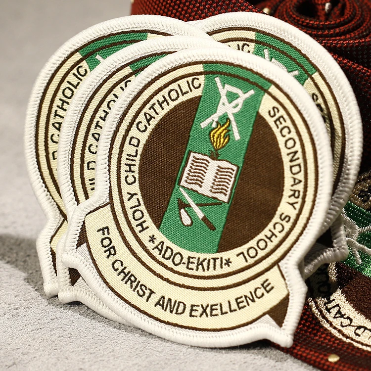 Высококачественные значки профессиональный производитель индивидуальная форма тканые школьные именные знаки с логотипом нашивки для шитья