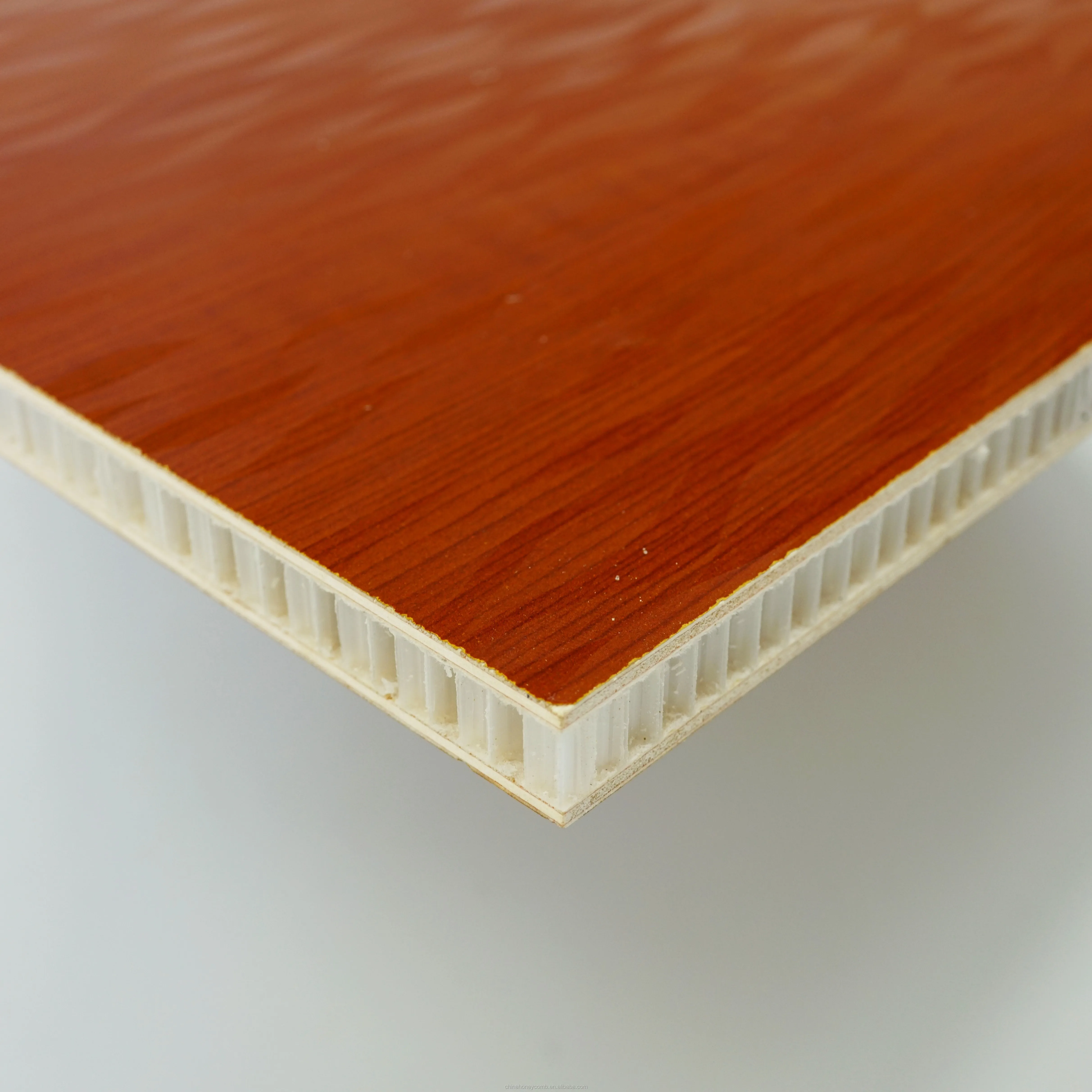 Bed plate of plastic honeycomb laminated board in mobile van or recreation vehicle