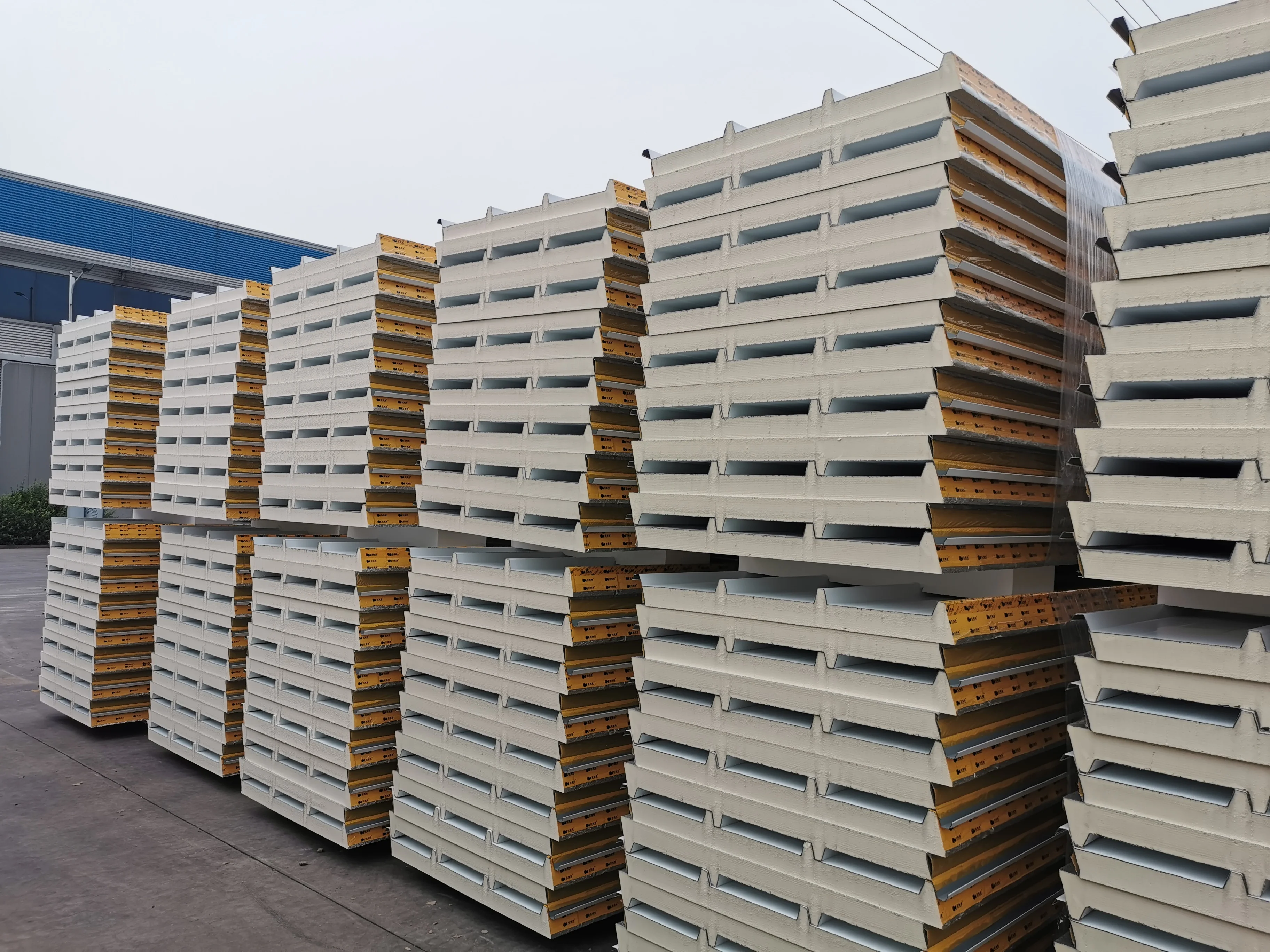 PU/PUR/PIR Foam Insulated Sandwich Roof Panel For Prefabricated Houses