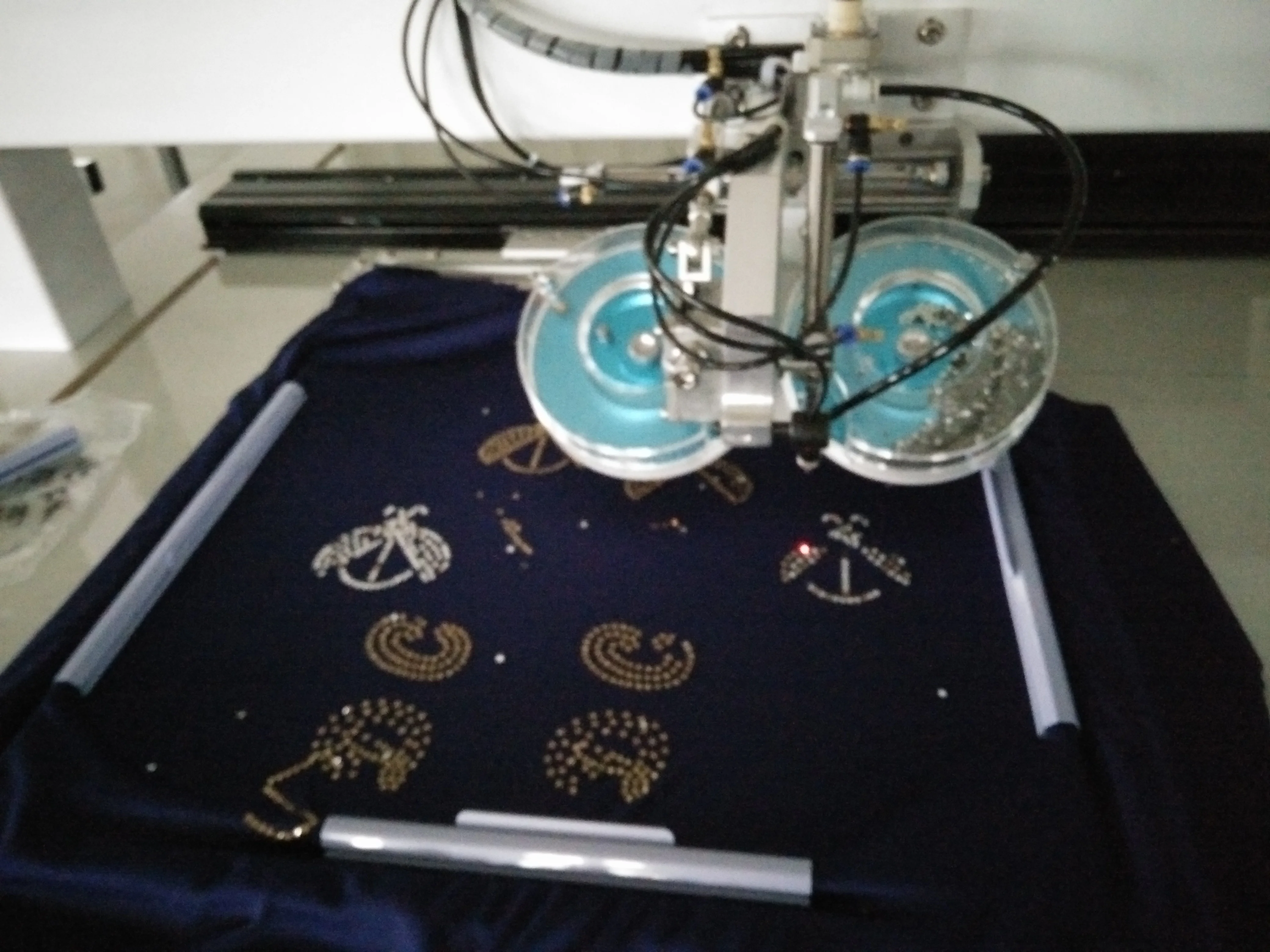 Gondor бренд вышивка рамка футболка одежда компьютеризированная ультразвуковая двойная дисковая полностью автоматическая машина горячей фиксации горного хрусталя