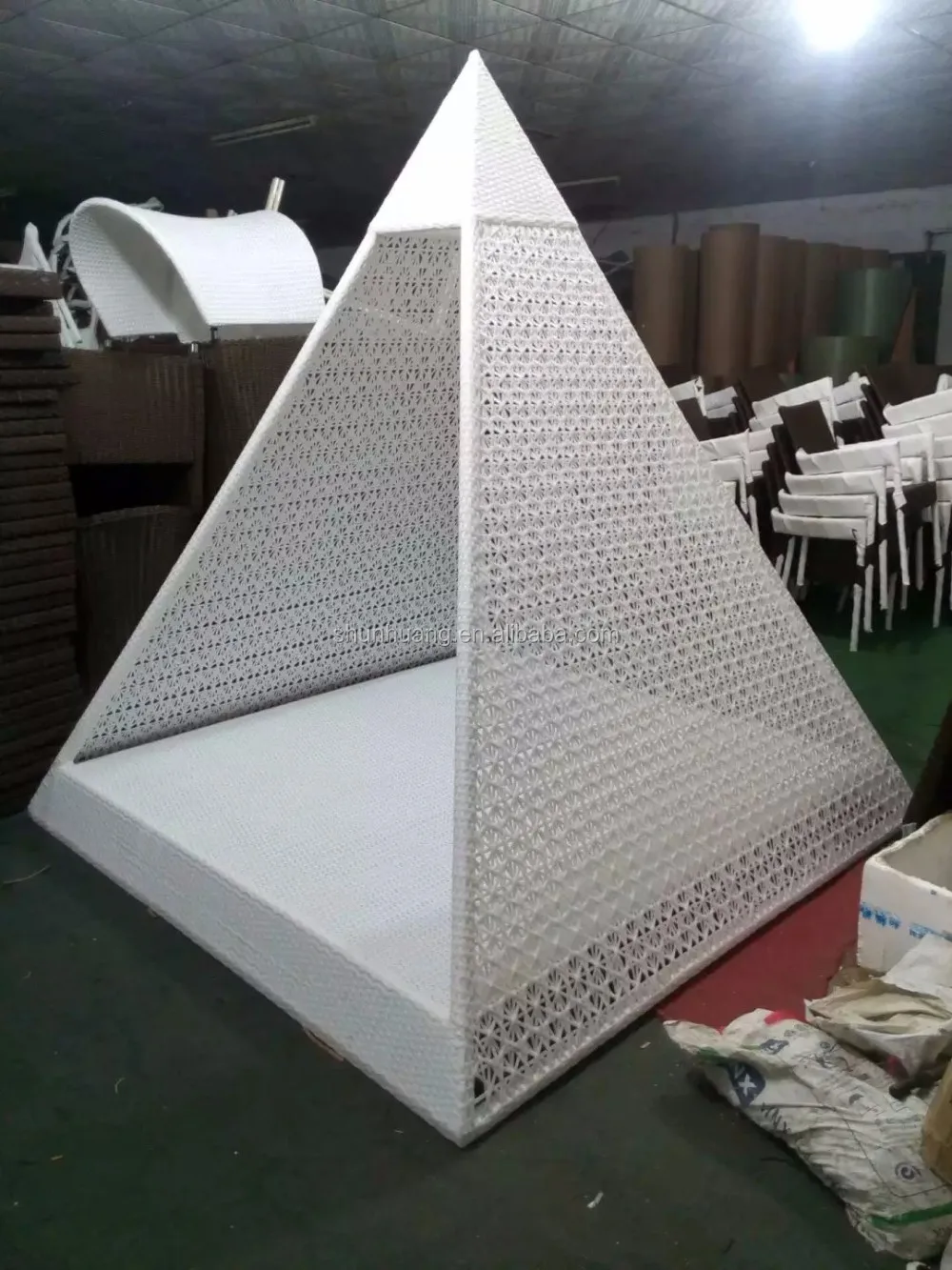 Good Quality PE Rattan Beach Daybed Wicker Furniture Triangle Sun Bed