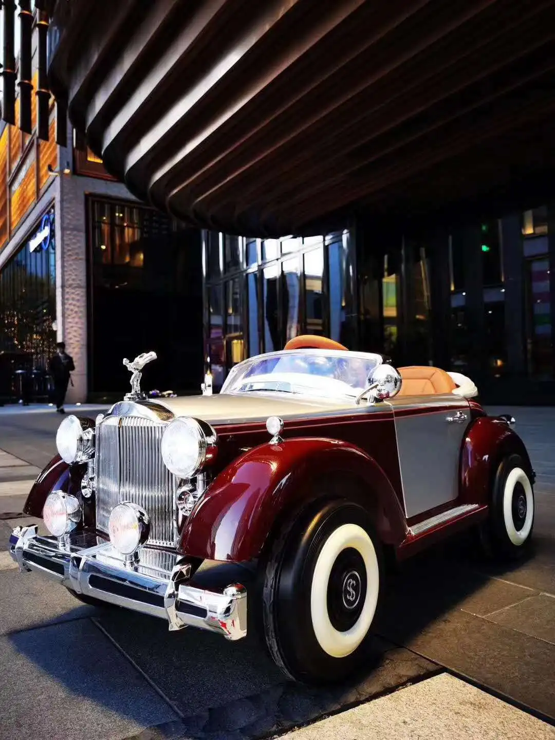 
Four-Wheel Electric Car Classic Car Remote Control Can Seat People Children Ride On Car For 2-8 Years 131*65*58cm 