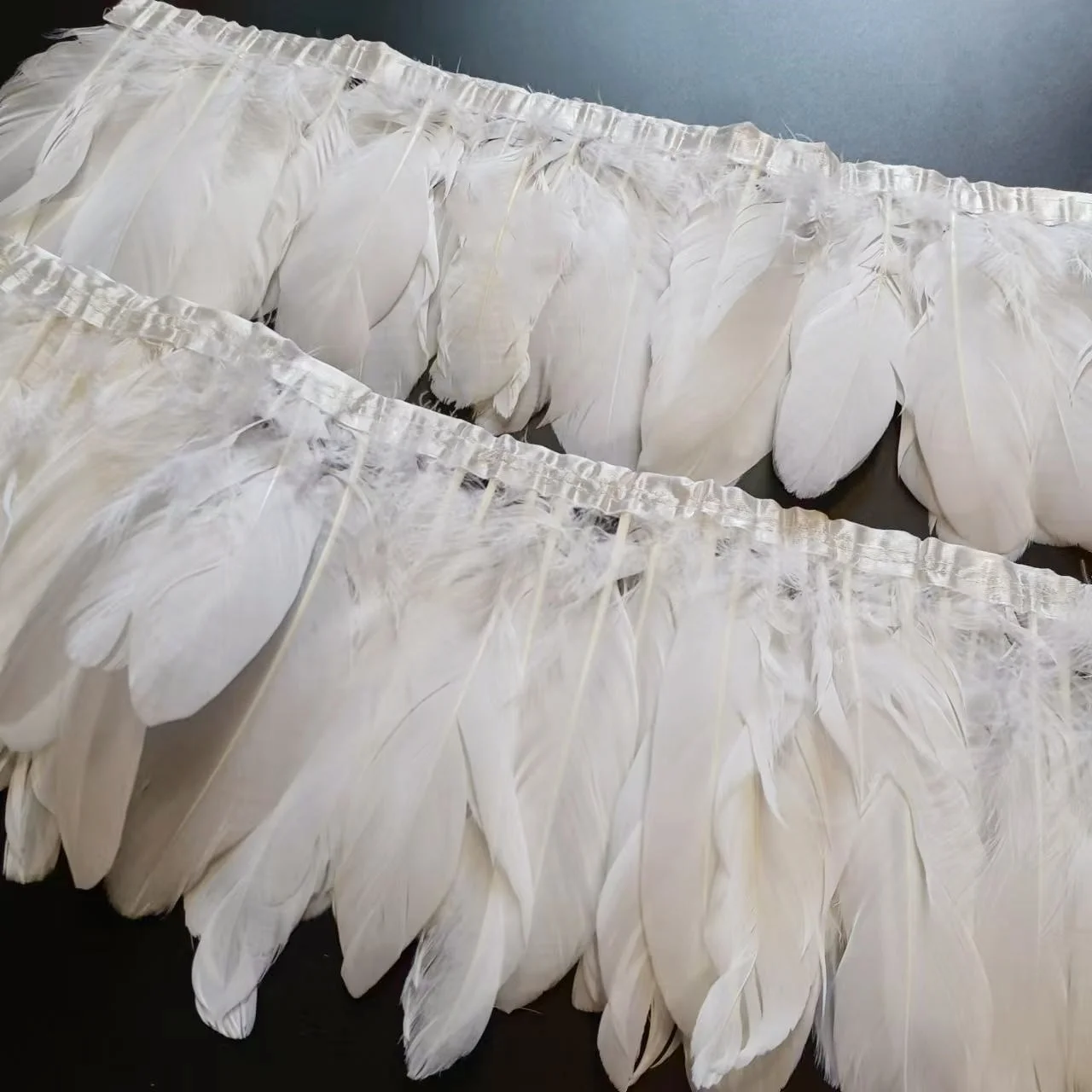 Декоративная отделка из гусиных перьев