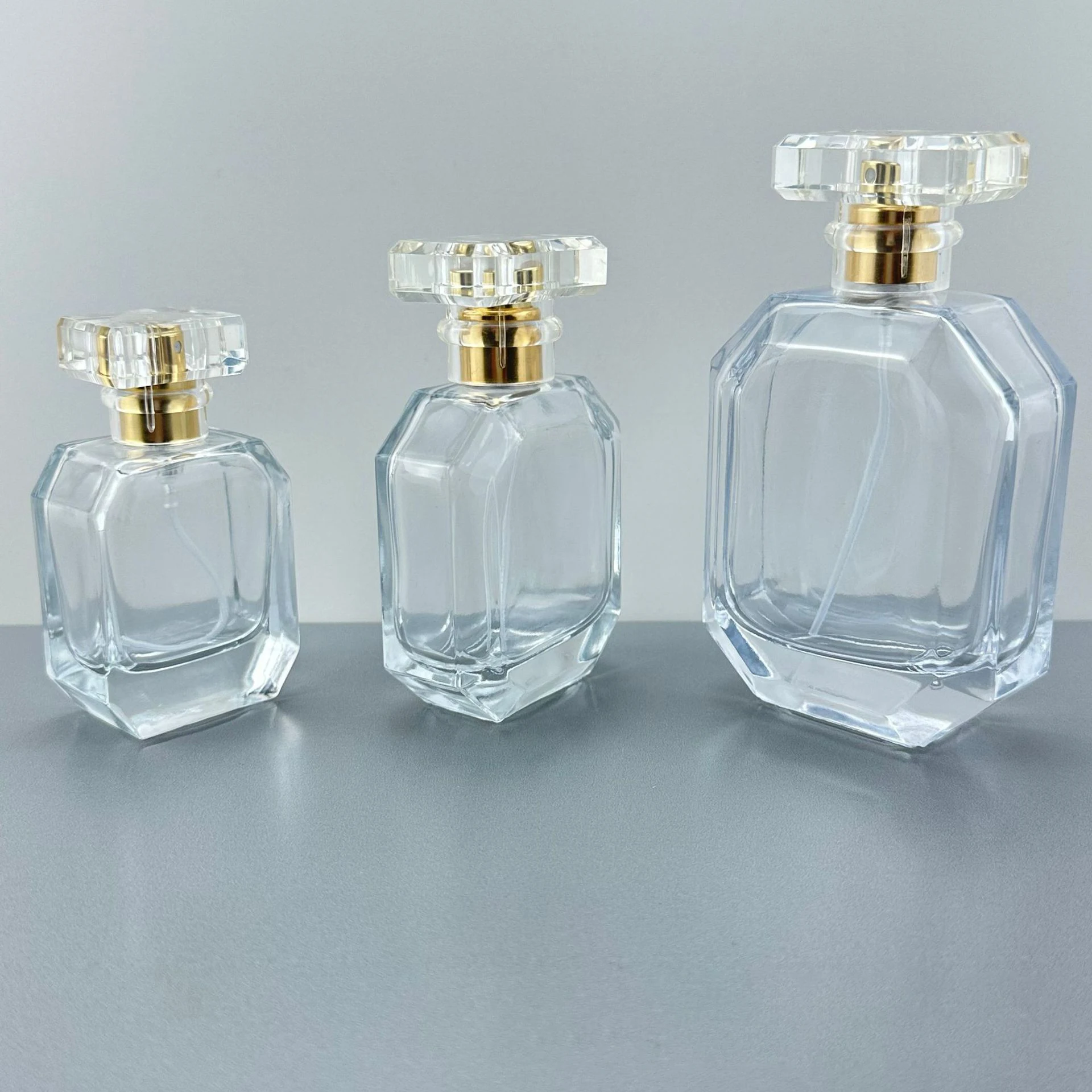 Unique Shape Travel Glass Empty Spray Bottle 30ml 50ml 100ml Clear Perfume Atomizer Bottle with Acrylic Lids
