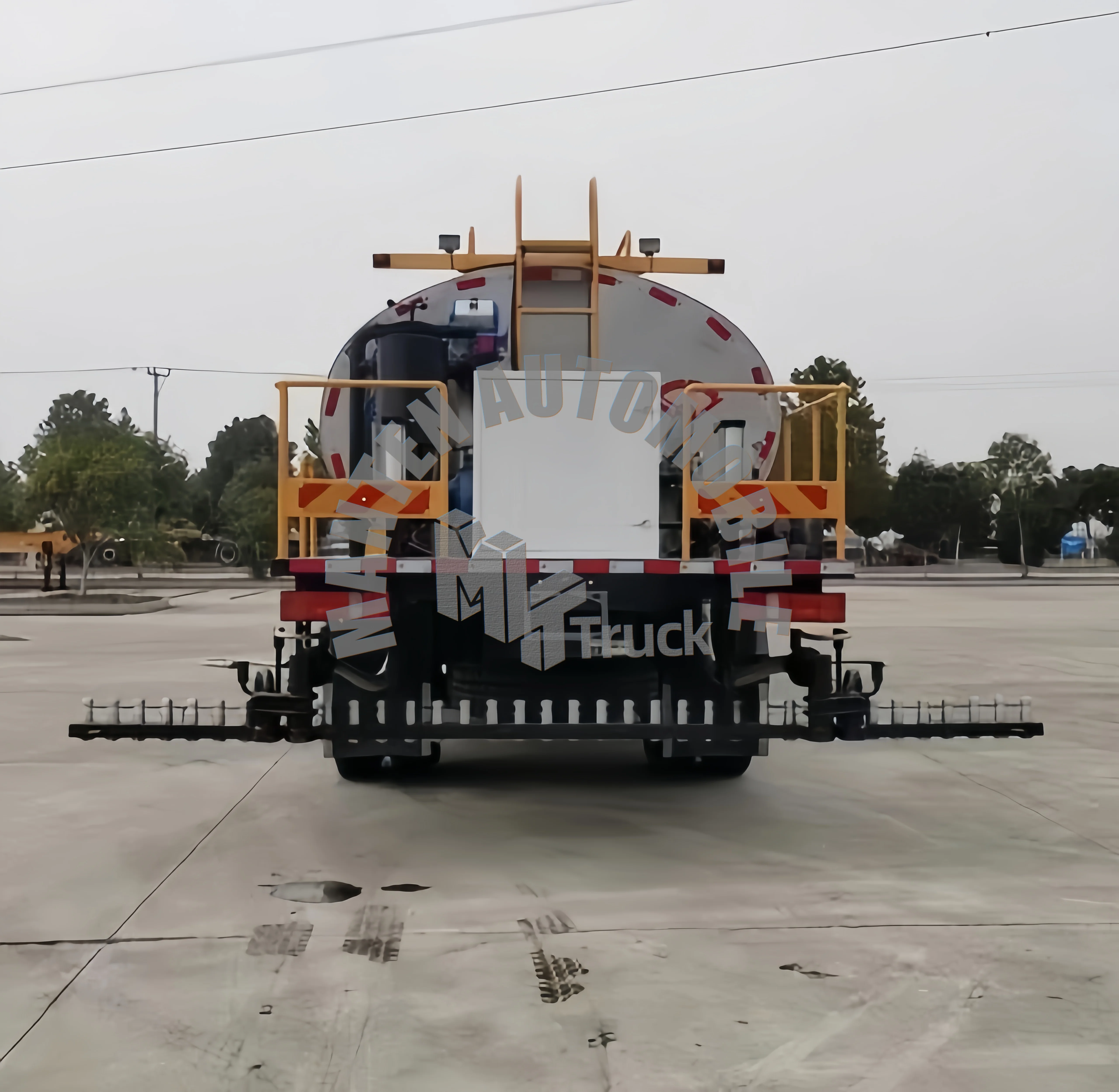 Sinotruk HOWO Asphalt Paver 12CBM Asphalt Emulsion Sprayer LHD RHD Asphalt Sealing Truck