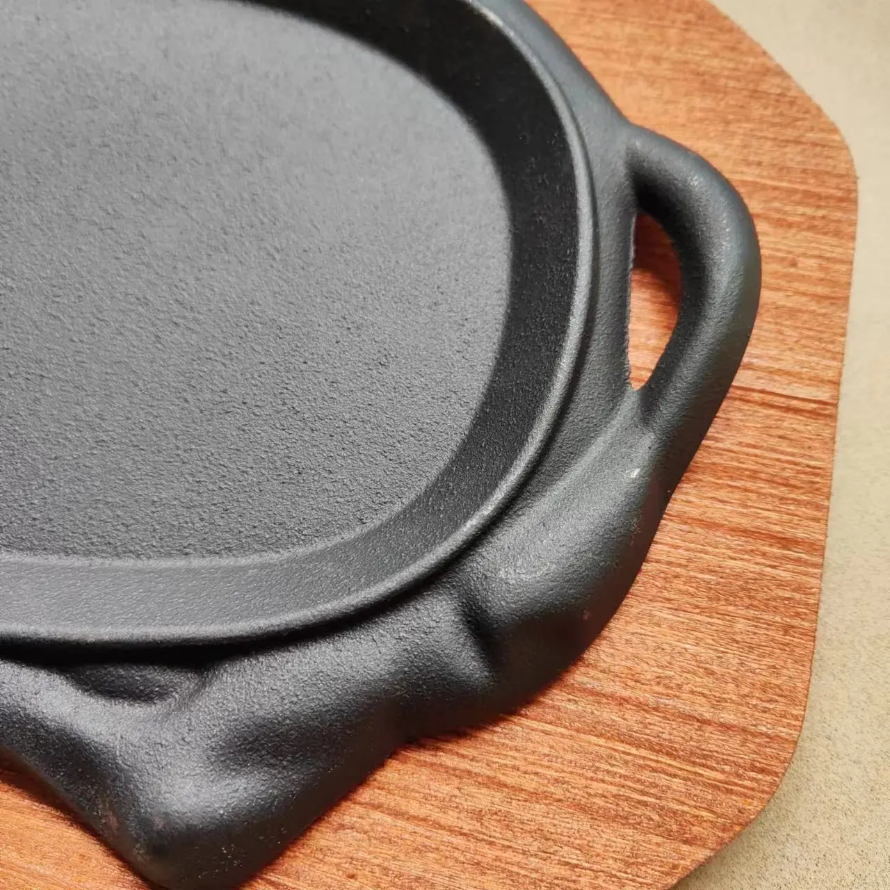 China Casting Foundry Wholesale Cast Iron Cow Shaped Sizzle Plate With Wood Base