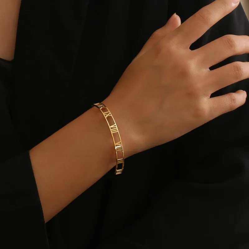 Liuanan Drop Shipping 18K Gold Plated Engraving Logo Name Letter Bracelet For Gift Women Custom Roman Numeral Cuff Bracelet