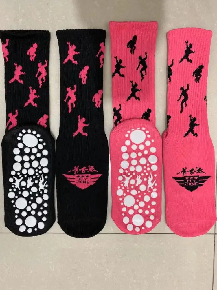Customized logo playground anti slip grip socks indoor jump trampoline park socks for adults and kids