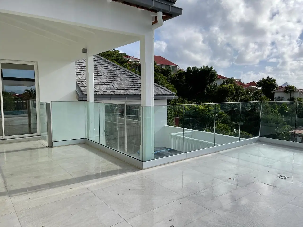 Exterior balcony balustrade frameless stair glass railing brackets designs with tempered glass aluminium u channel fence posts