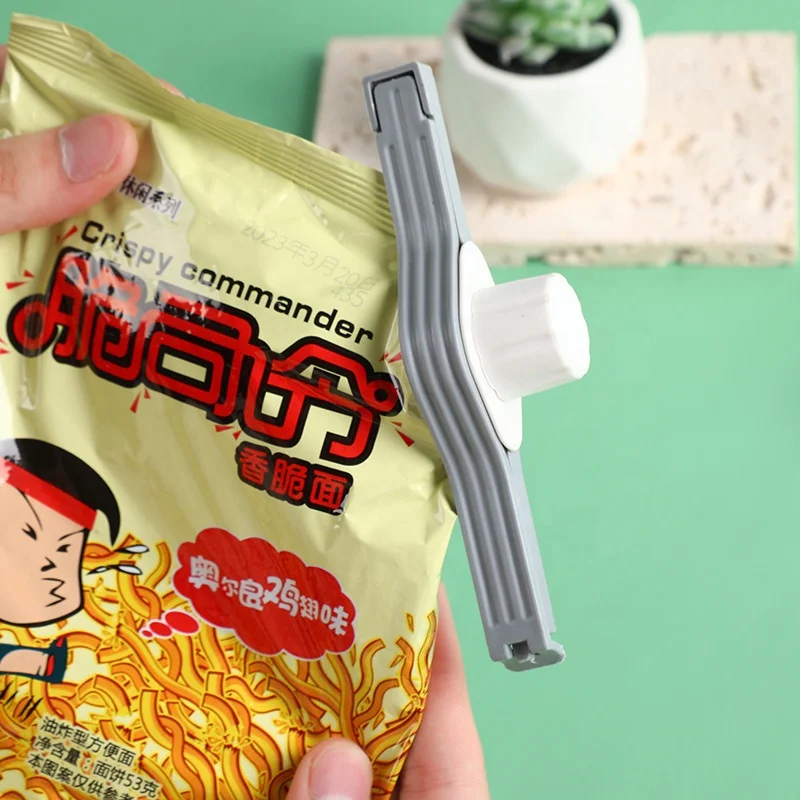 Discharge nozzle plastic snack bag clip food grade bag sealing device food preservation sealing clip