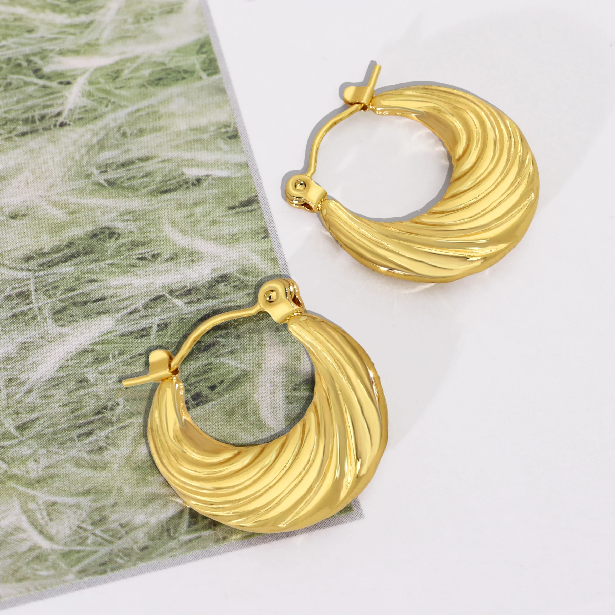 Spot goods 18k Gold Gold Thread Twist Hoop Earrings Stainless Steel Do not Fade Stud C Shape Circle Earrings Jewelry For Women