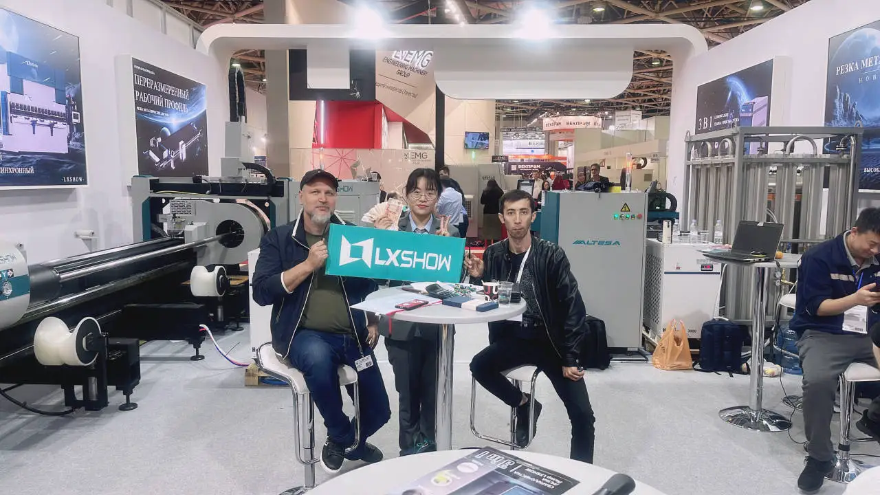 2000W Metal Fiber Laser Cutting Machine For Stainless Steel Pipe Metal Tube Laser Cutting Machine Price