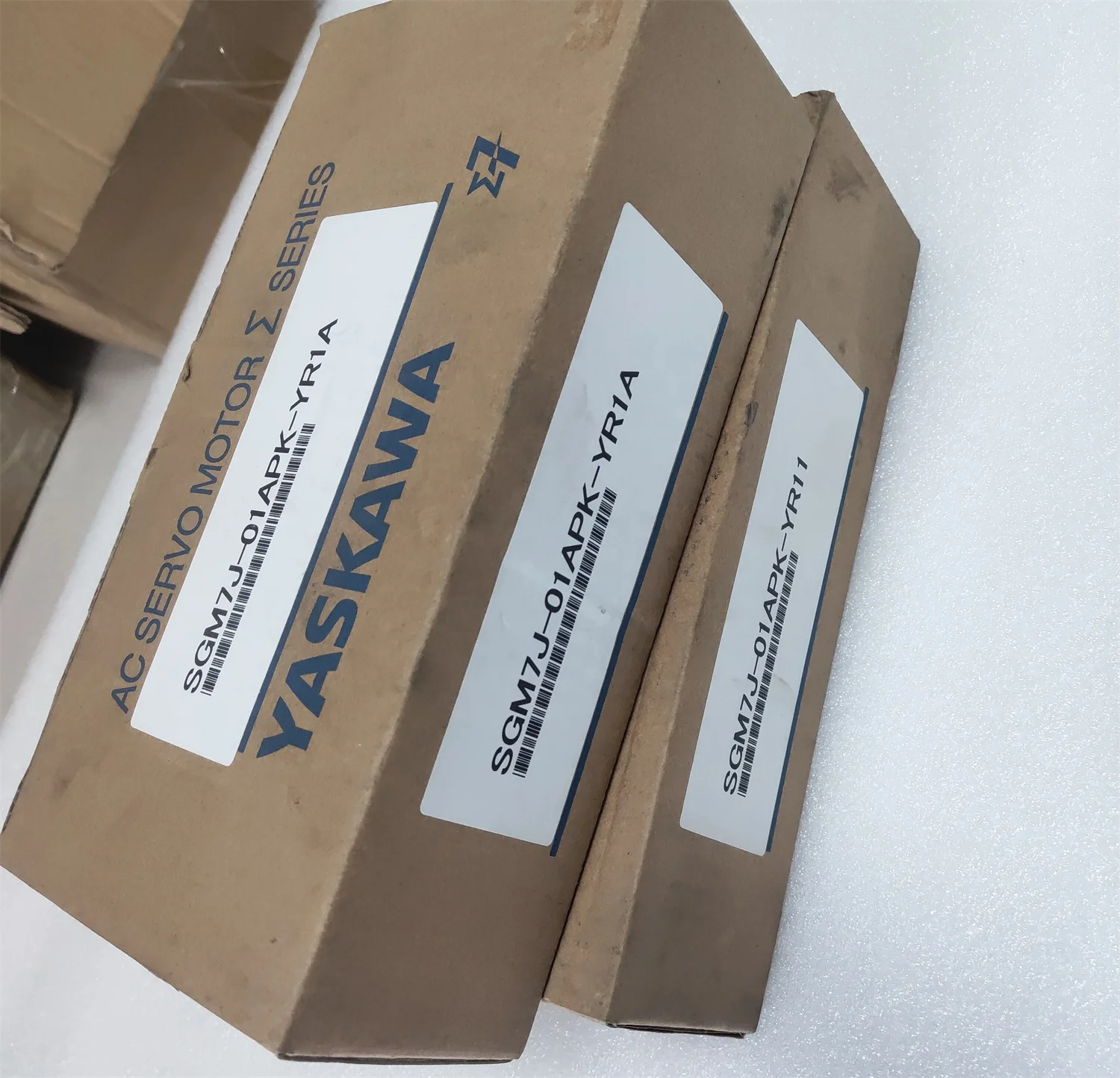 Original New Yaskawa 7 Series Servo Motor SGM7J-01APK-YR1A