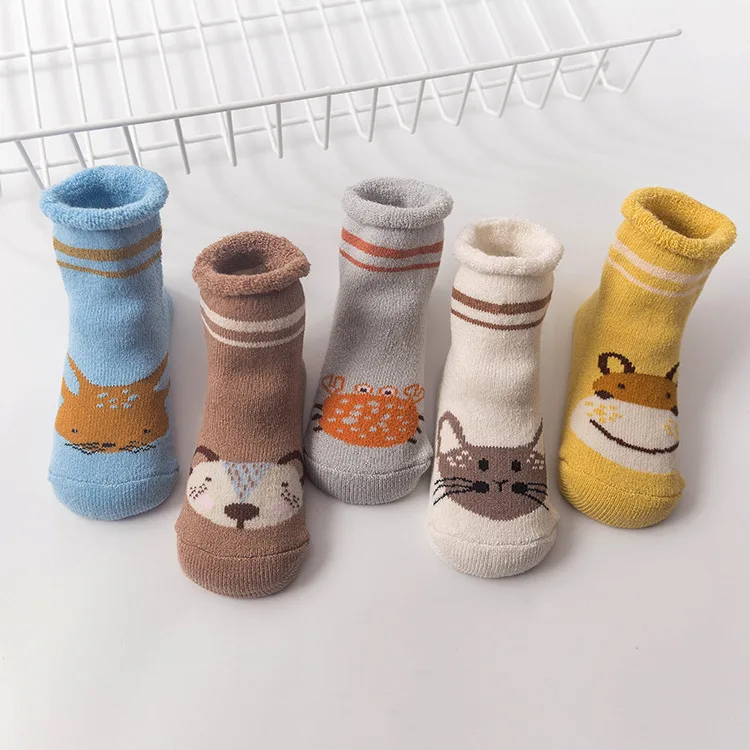 Новый год, зимняя куртка теплая одежда с рисунками героев мультфильмов, детские носки; Асимметричные носки из махровой ткани для новорожденных мальчиков и девочек с мультипликационным принтом для малышей Детские носки для хождения по полу носки От 0 до 3 