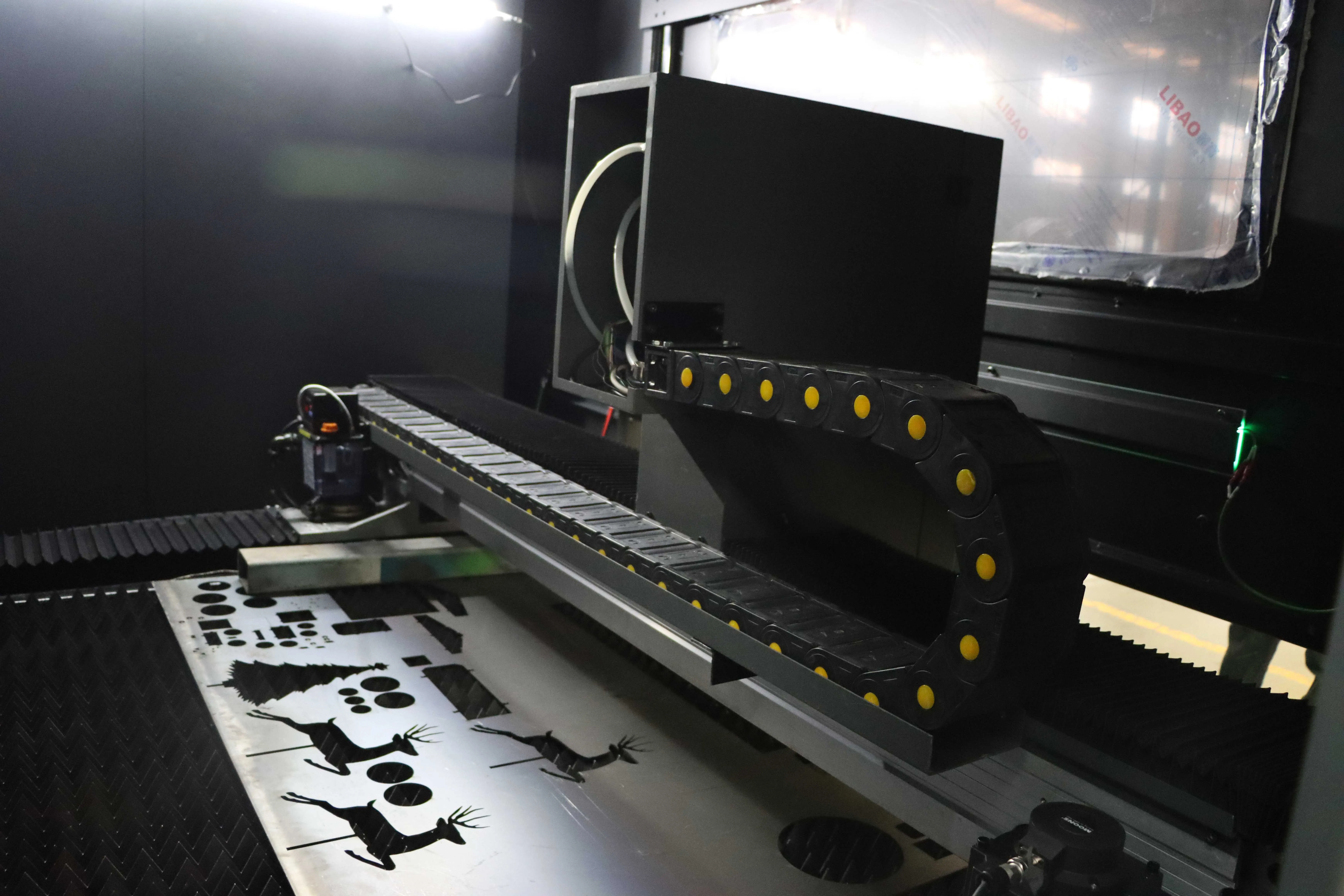 10% discount! Fiber laser cutting machine 3000w 1500*1300mm new design with full cover