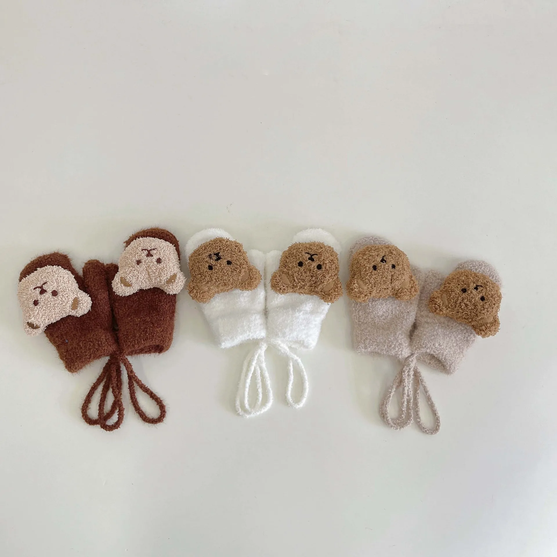 Kids 1-4T Teddy Velvet Embroidery Bear Winter Warm Gloves Plush Different Color Knitted Mittens Gloves With Rope For Toddle