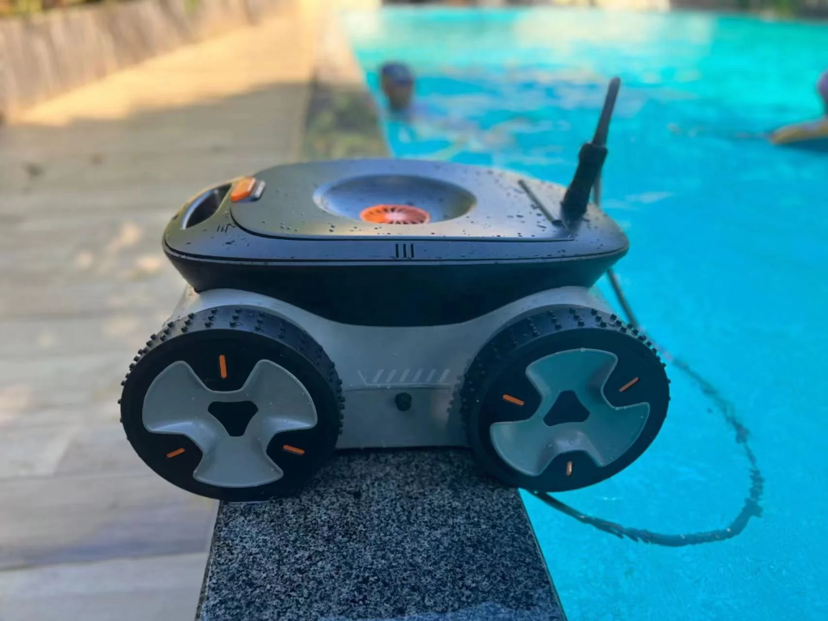 Smart automatic cordless swimming pool cleaning robot customized climb wall pool vacuum skimmer robot cleaner with logo