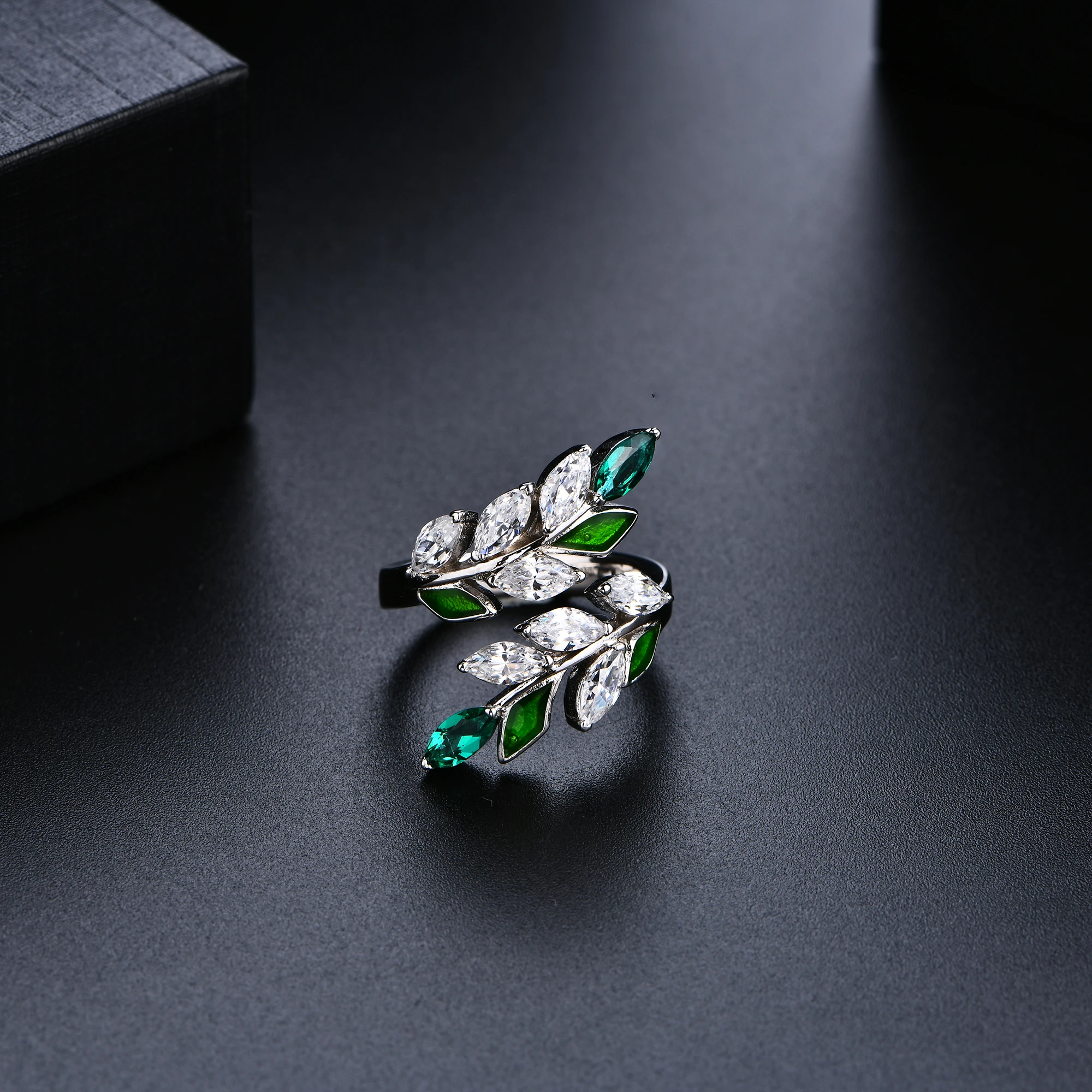 Factory Direct Sale White Gold Emerald Cut 925 Sterling Silver Emerald Diamond Engagement Rings  for Women