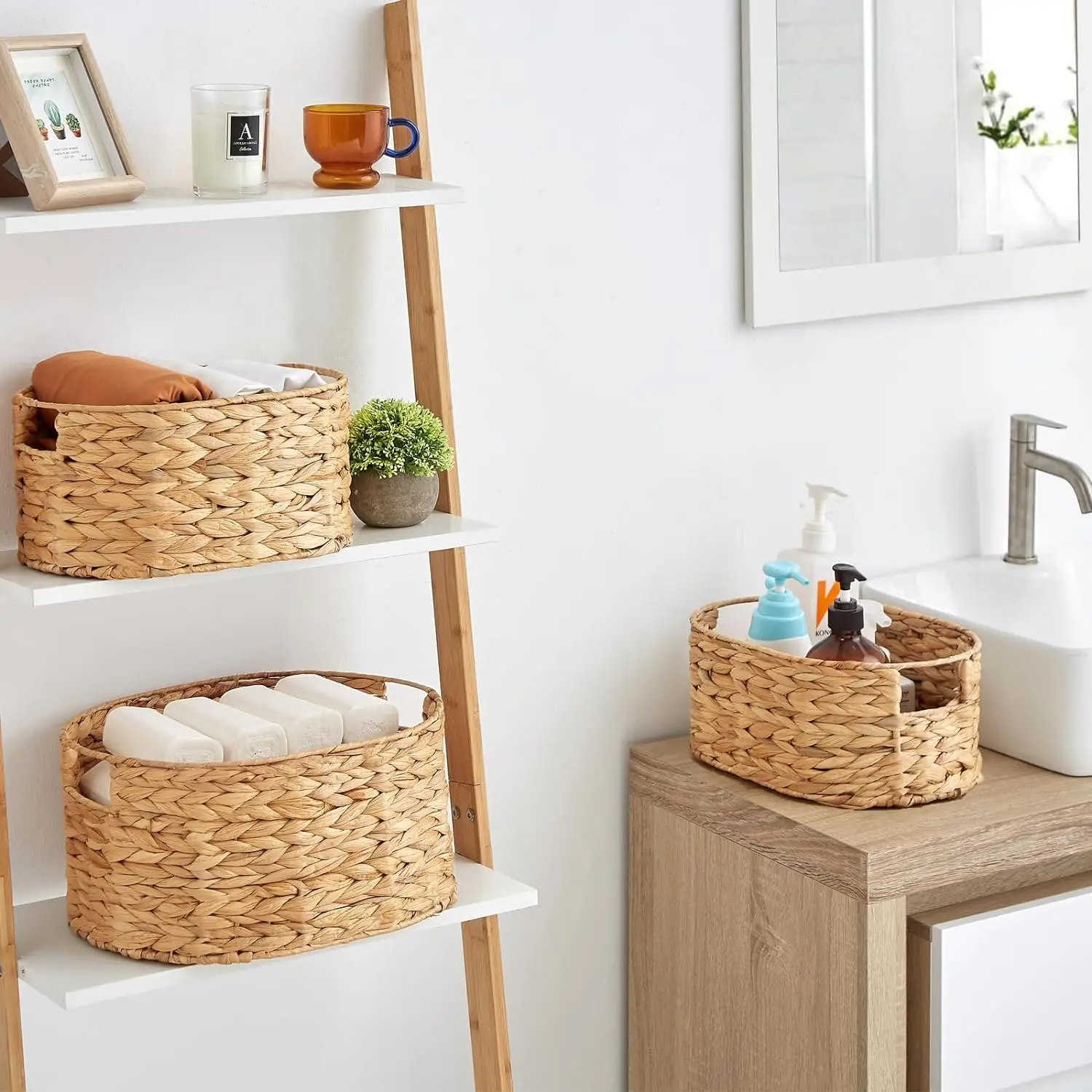 Wicker basket A circular wicker storage basket with a built-in handle for tissue A large storage basket for shelves