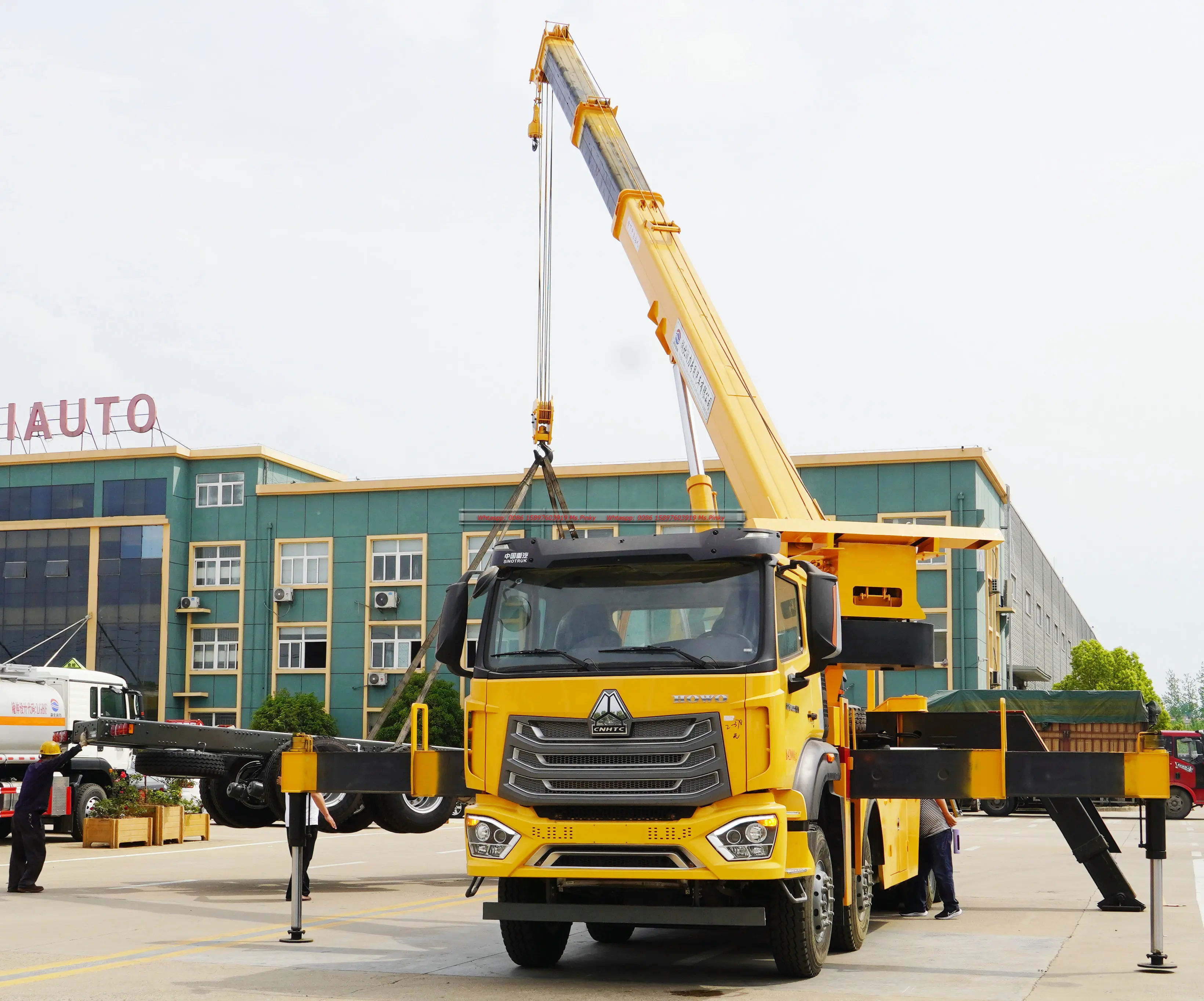 Sinotruk HOWO 8*4 8x4 360 degree Tow Truck Wrecker with 30 tons Crane