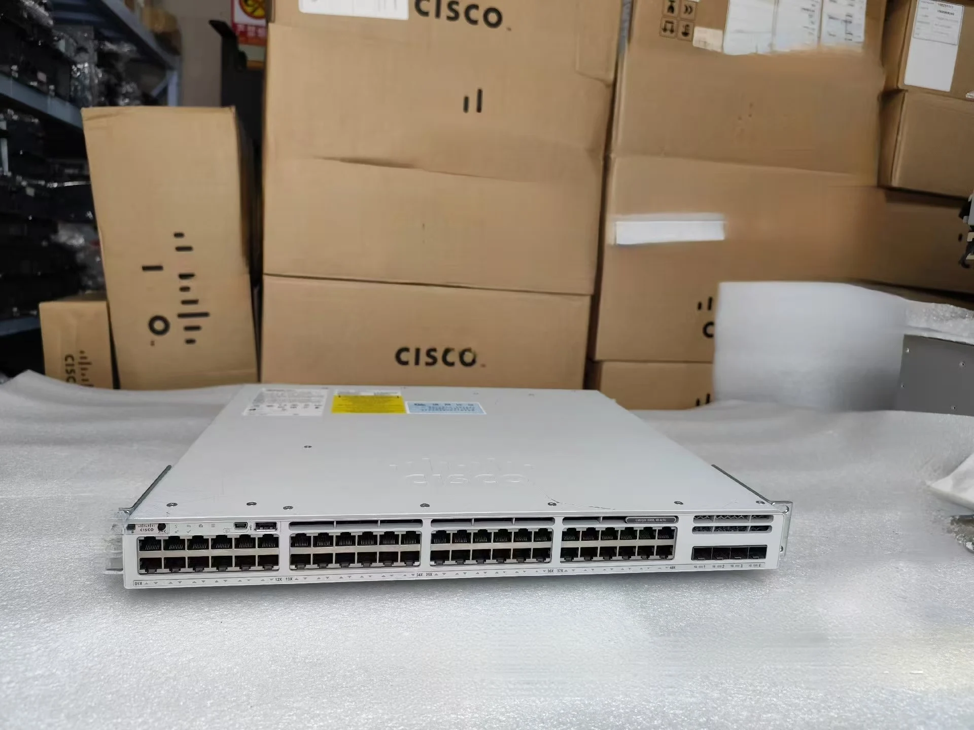 ciscos switch   C9200L-48T-4G-E Switch 9200 48-port Data 4x1G uplink Switch Network Essentials