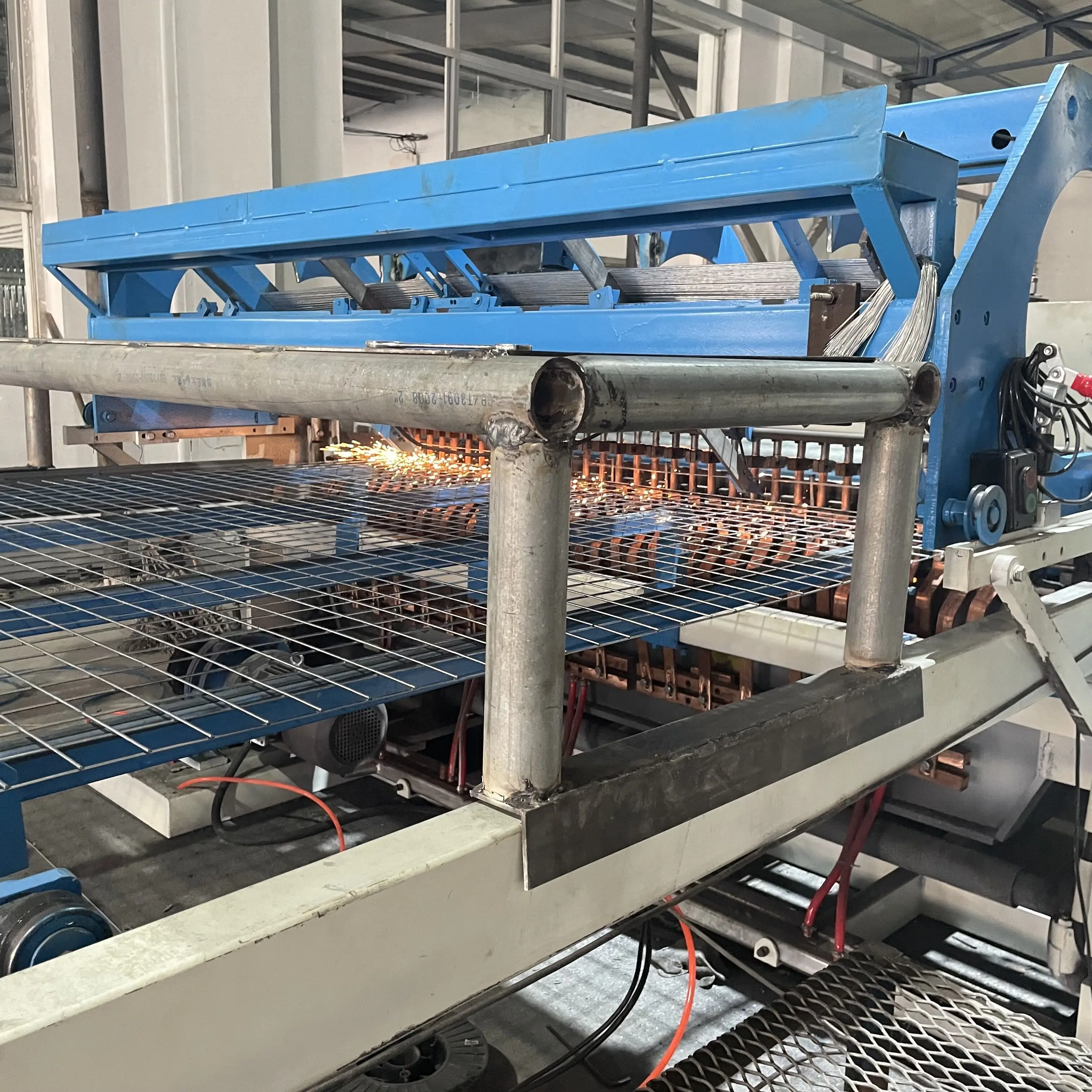 Дешевая сварная проволочная сетка с ПВХ покрытием, используемая в клетках для птиц/кроликов/маленьких собак, сварные проволочные сетчатые рулоны