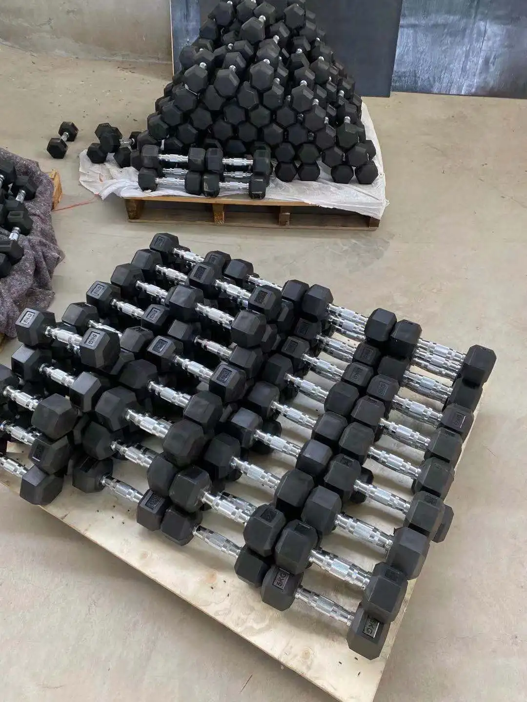 Factory direct selling rubber gym dumbbell set with rack 10kg 20kg 30kg rubber hex dumbbells