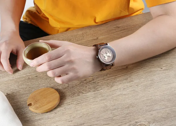 High Quality Wholesale Minimalist Engraved Eagle Quartz Walnut Wood And Steel Watches For Men Orologio Legno