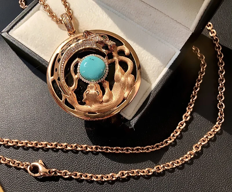 Luxury leopard natural diamond and gemstone 18k yellow gold pendant