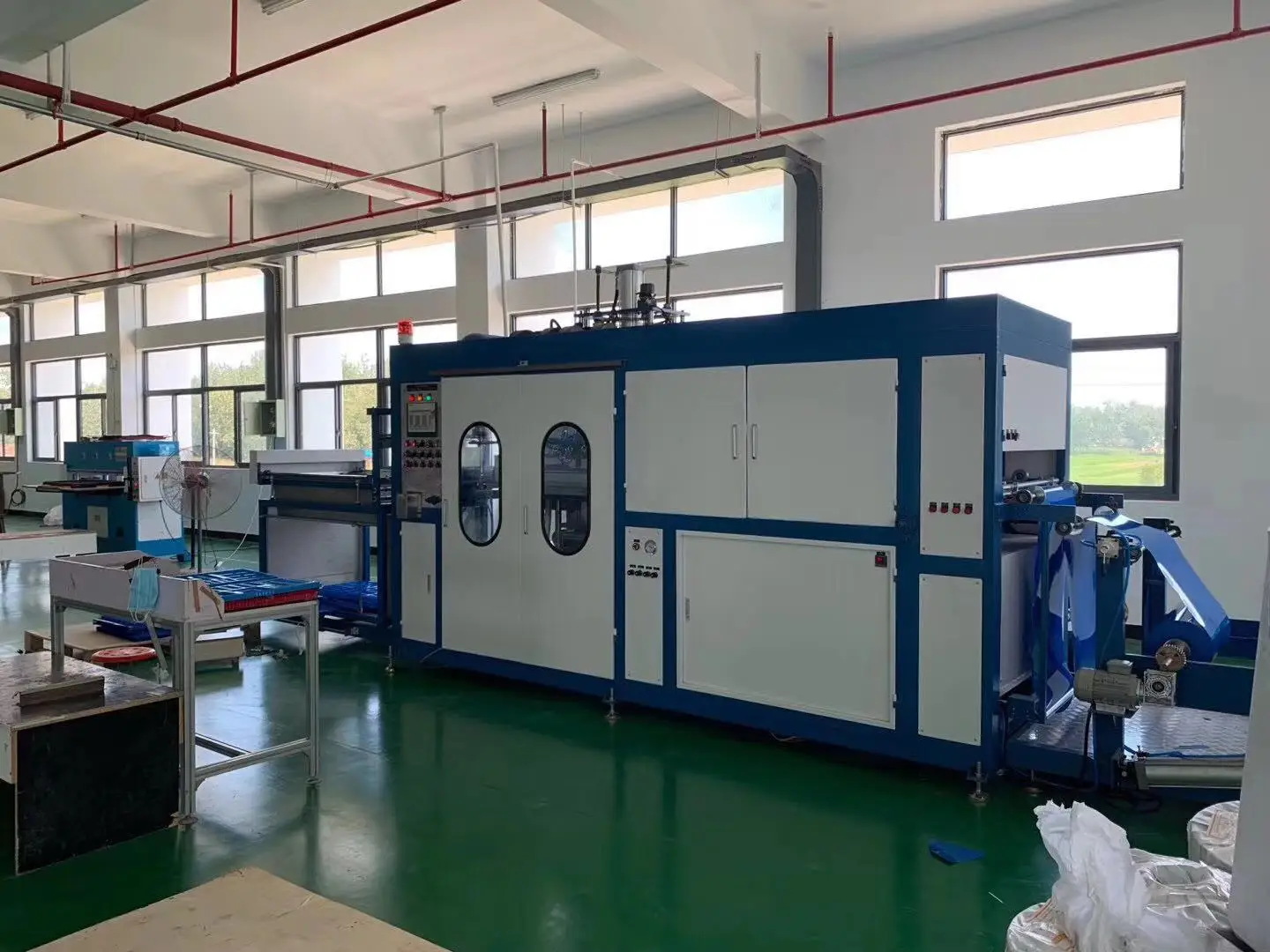 vacuum forming machine 1.jpg