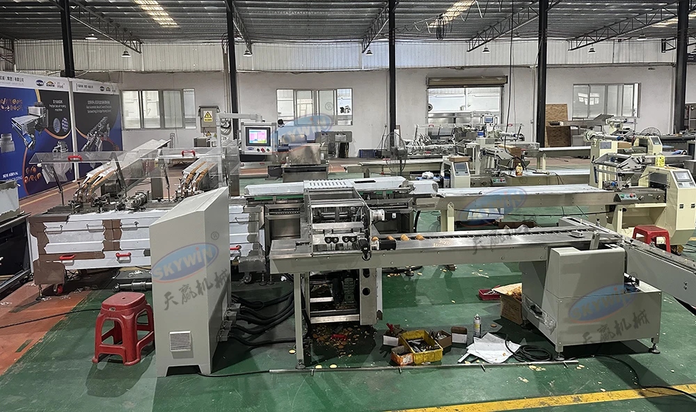 Two Lanes one colors Sandwich Biscuit Machine connect 380 Flow Packing Machine And Star Wheel Stacker Packing Table