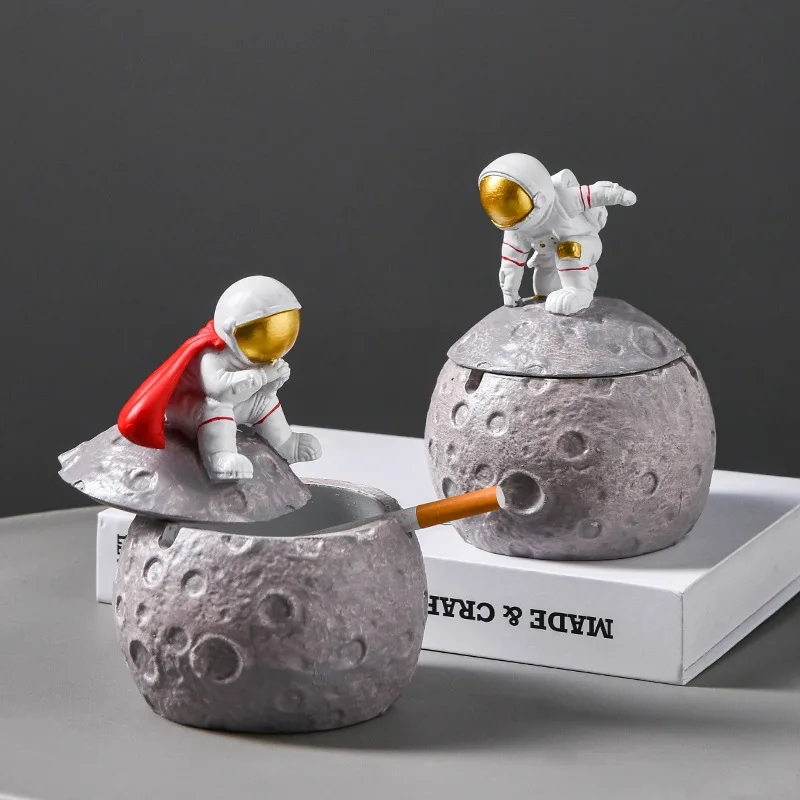 wholesale custom Resin Astronaut Hero Posture Statue Creative Figurine Sculpture Ashtray for Home Tabletop Ornament Decoration