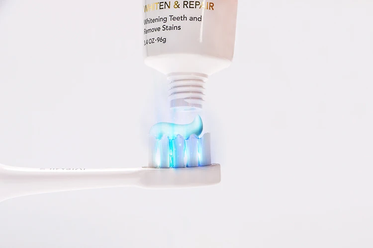 IVISMILE Laste Style Strengthens Gums Activated Carbon New Toothpaste