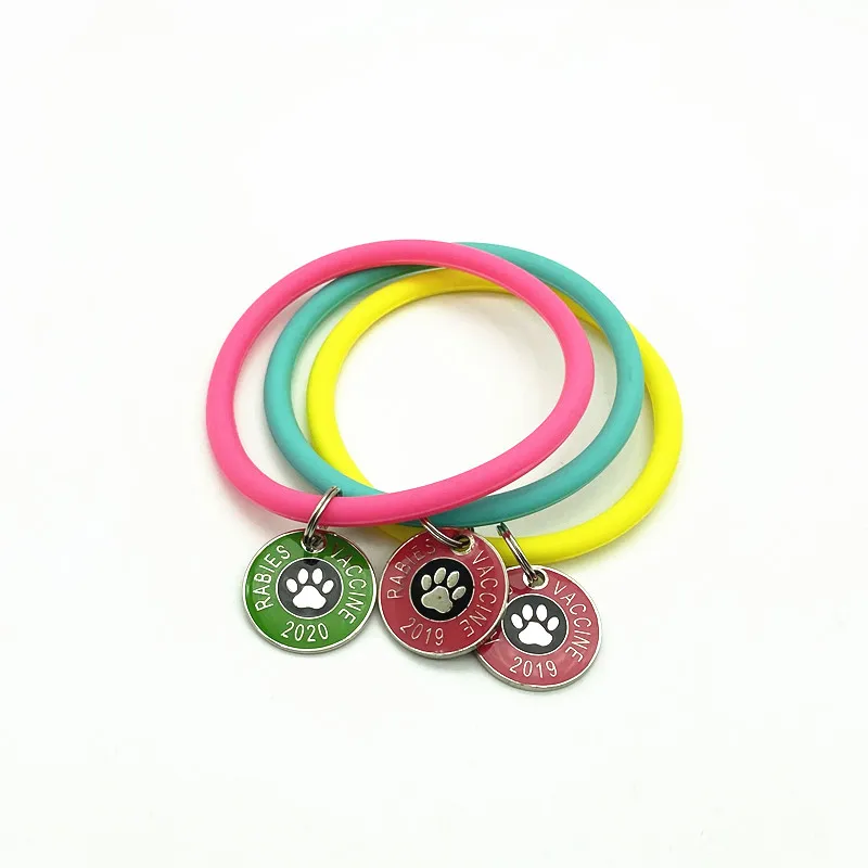 New arrival silicone wristbands round baller bracelet keychain key holder with custom logo metal pendant key ring s