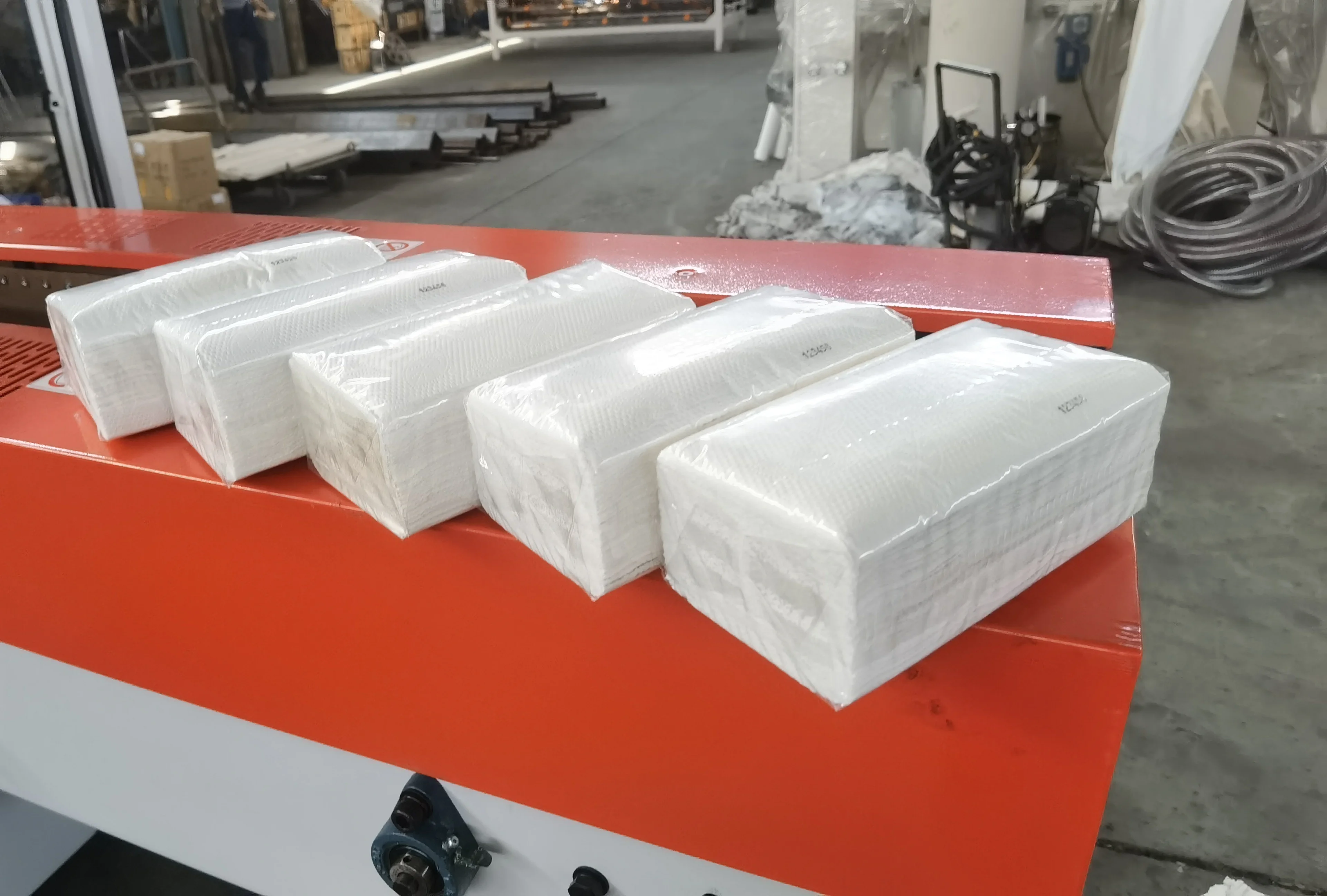 Автоматическая упаковочная машина для салфеток 2 складки