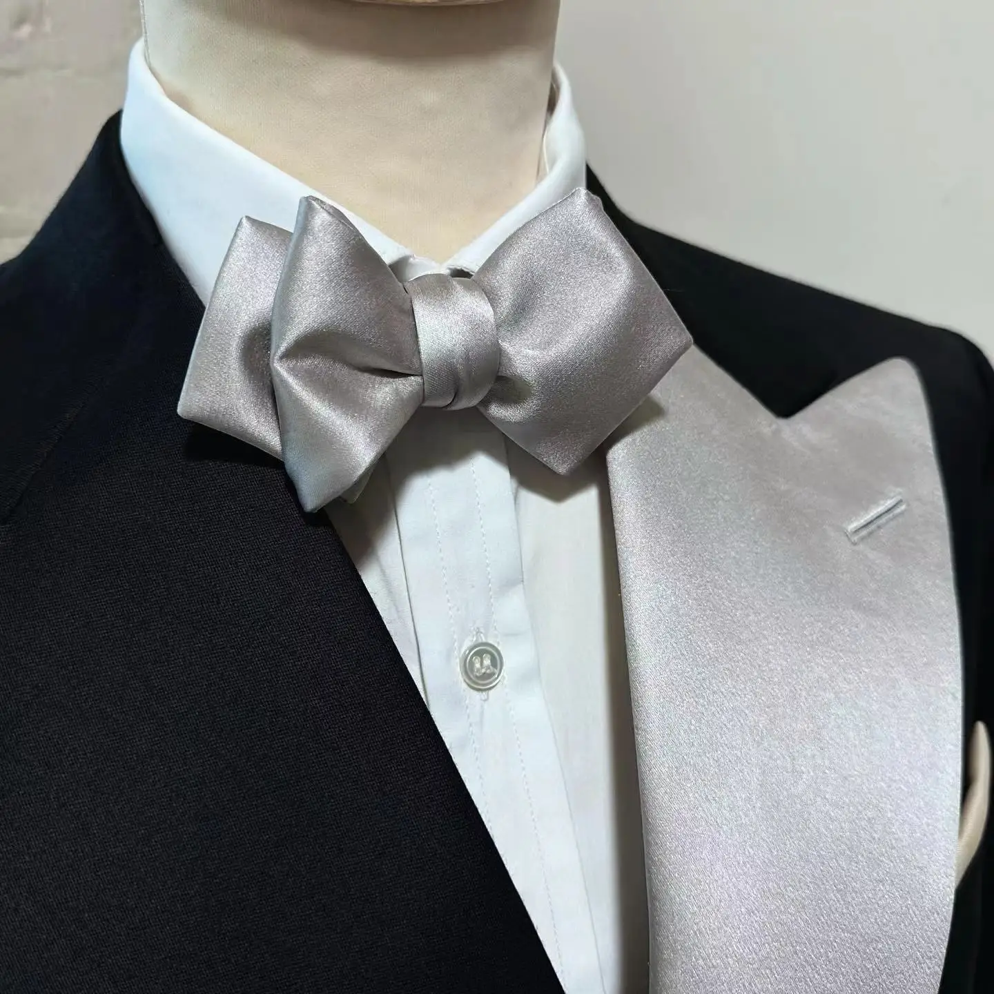 Black White Color Matching Satin Men Wedding Tuxedos Suits Groom Tailored Party Prom Coat Business Wear Outfit 2 Pieces