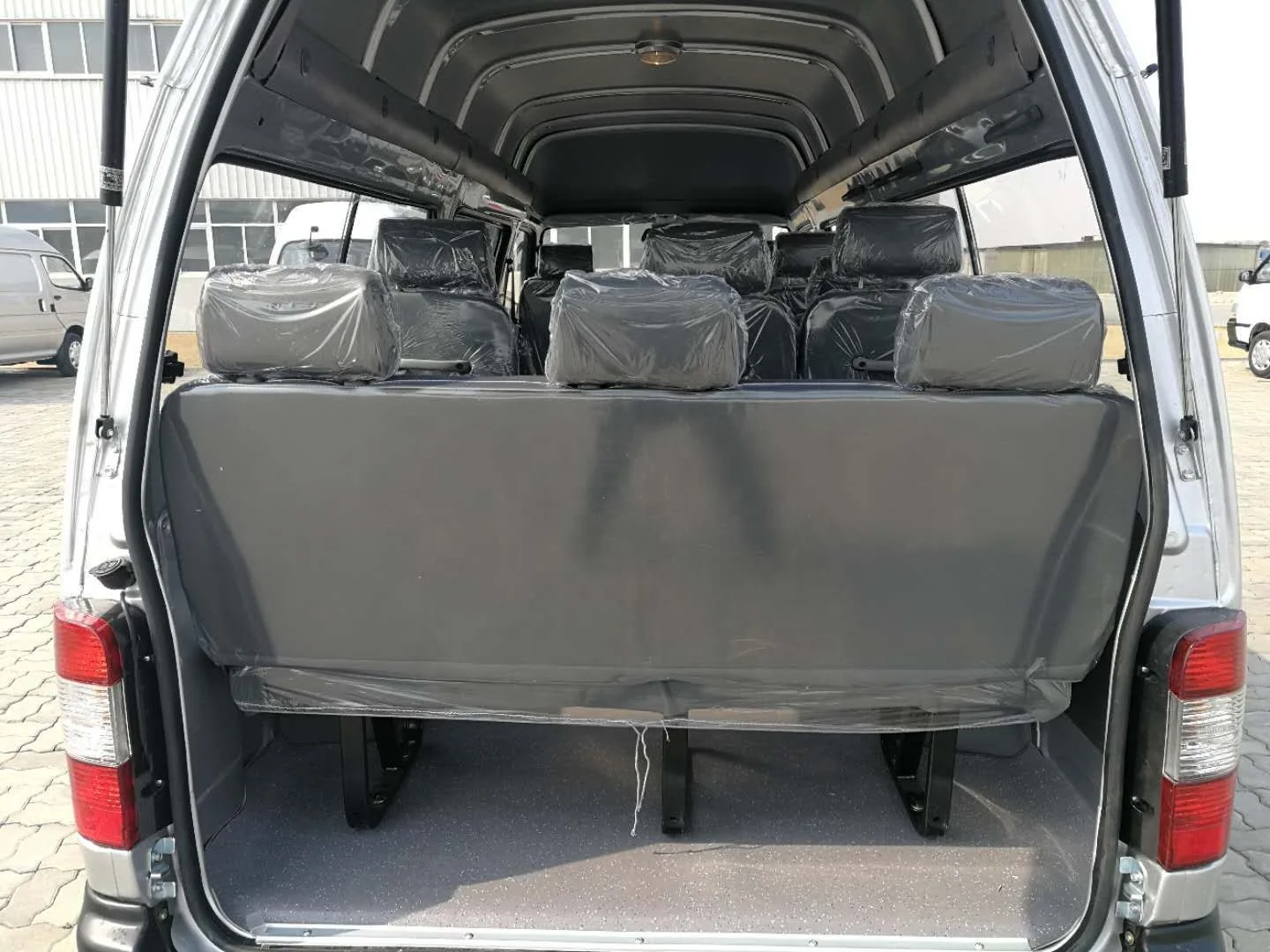 15 сидений микроавтобуса с 2.8L ISUZU Дизельные двигатели и низкий/полуприцеп/высокая крыша