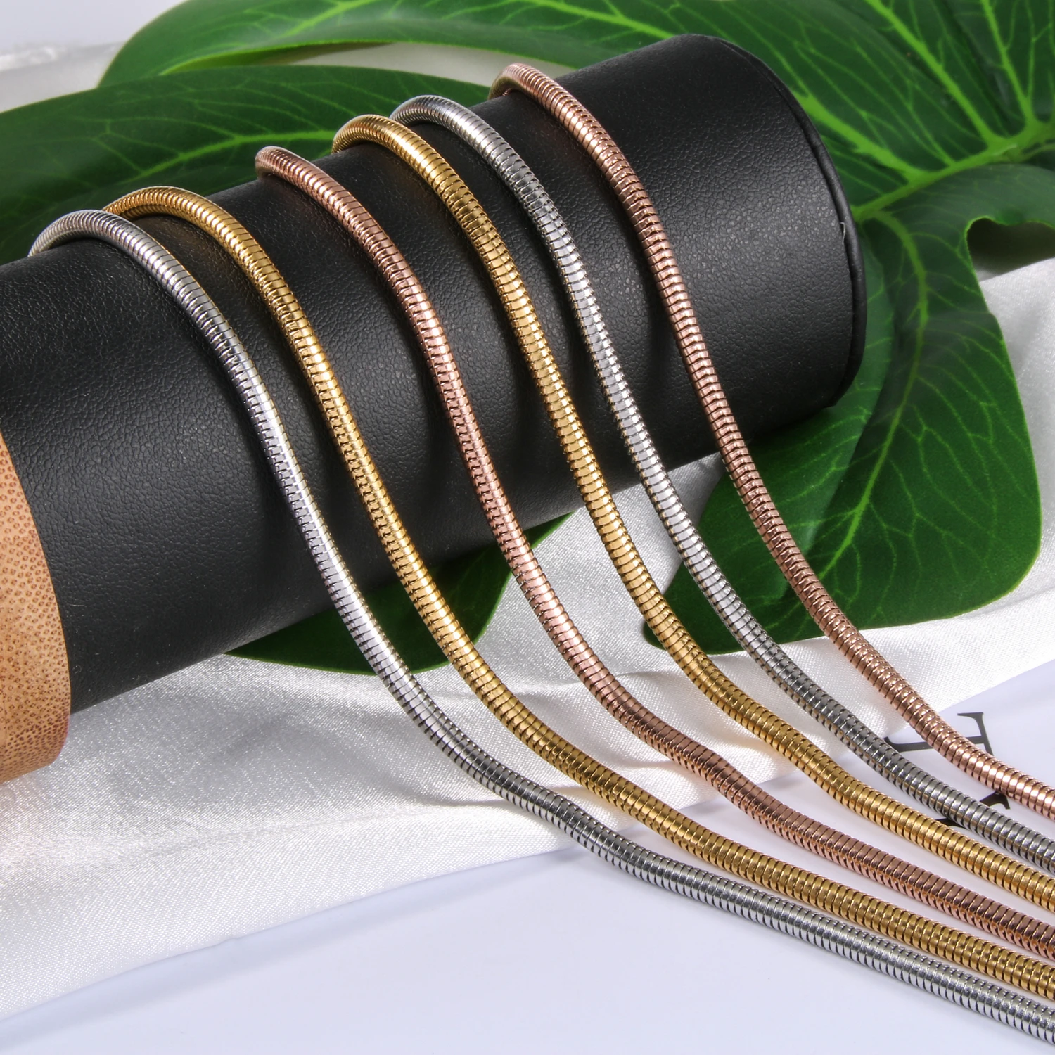 Wholesale fashion men chunky jewelry gold plating link chain snake necklace stainless steel round Soft snake chain for unisex