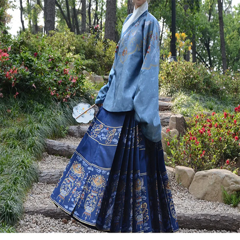 Amazing Shiny China Factory  Embroidery Jacquard Lurex Gold Brocade Fabric for Lady Men Cheongsam