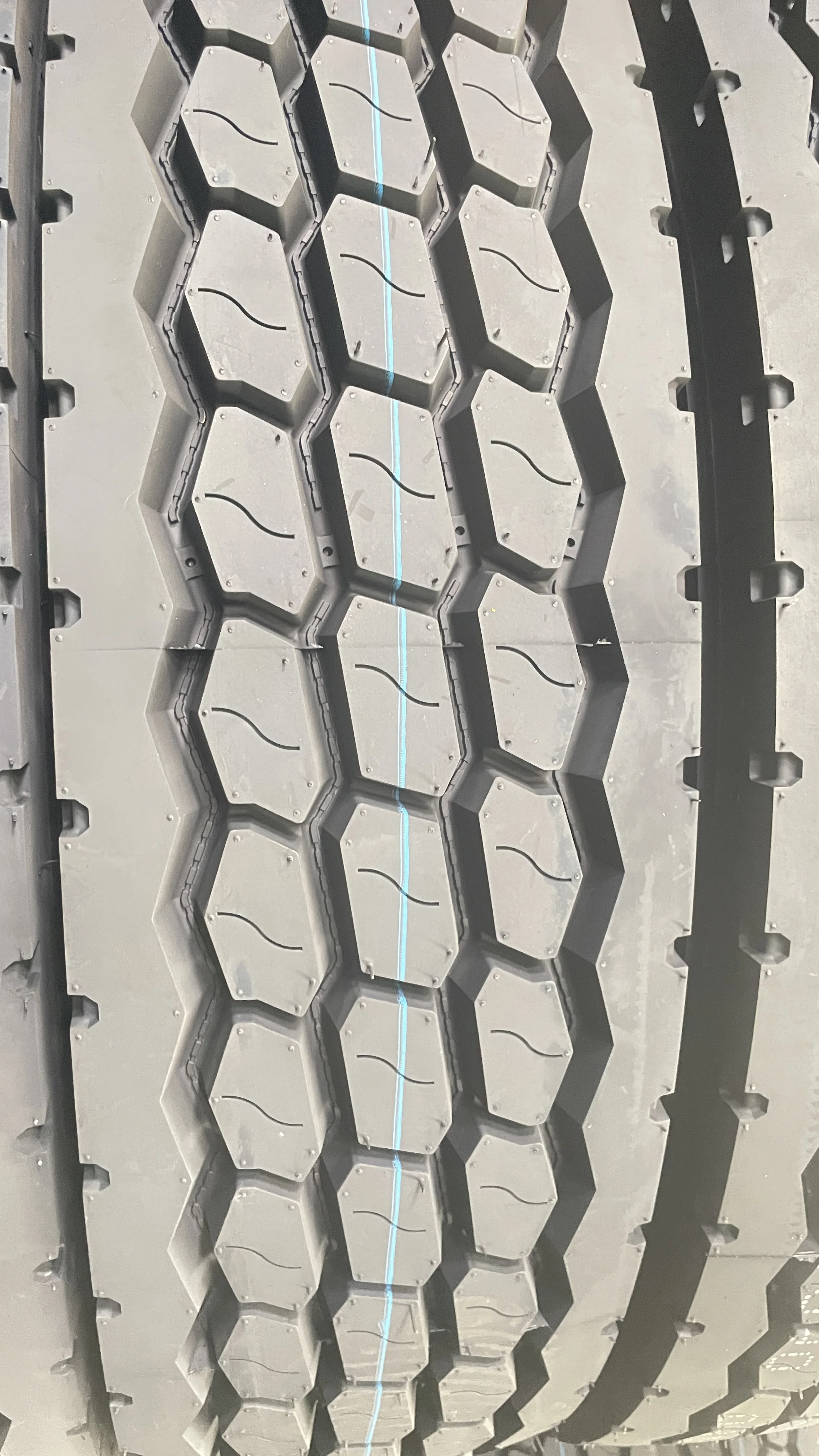 Chinese Factory direct sales Heavy Loader truck tyres 295/80R22.5 off the road tires TBR radial 295/80R22.5 315 70 17.5